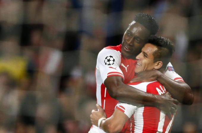 Welbeck (L) ensured Arsenal moved into second in the group [REUTERS]