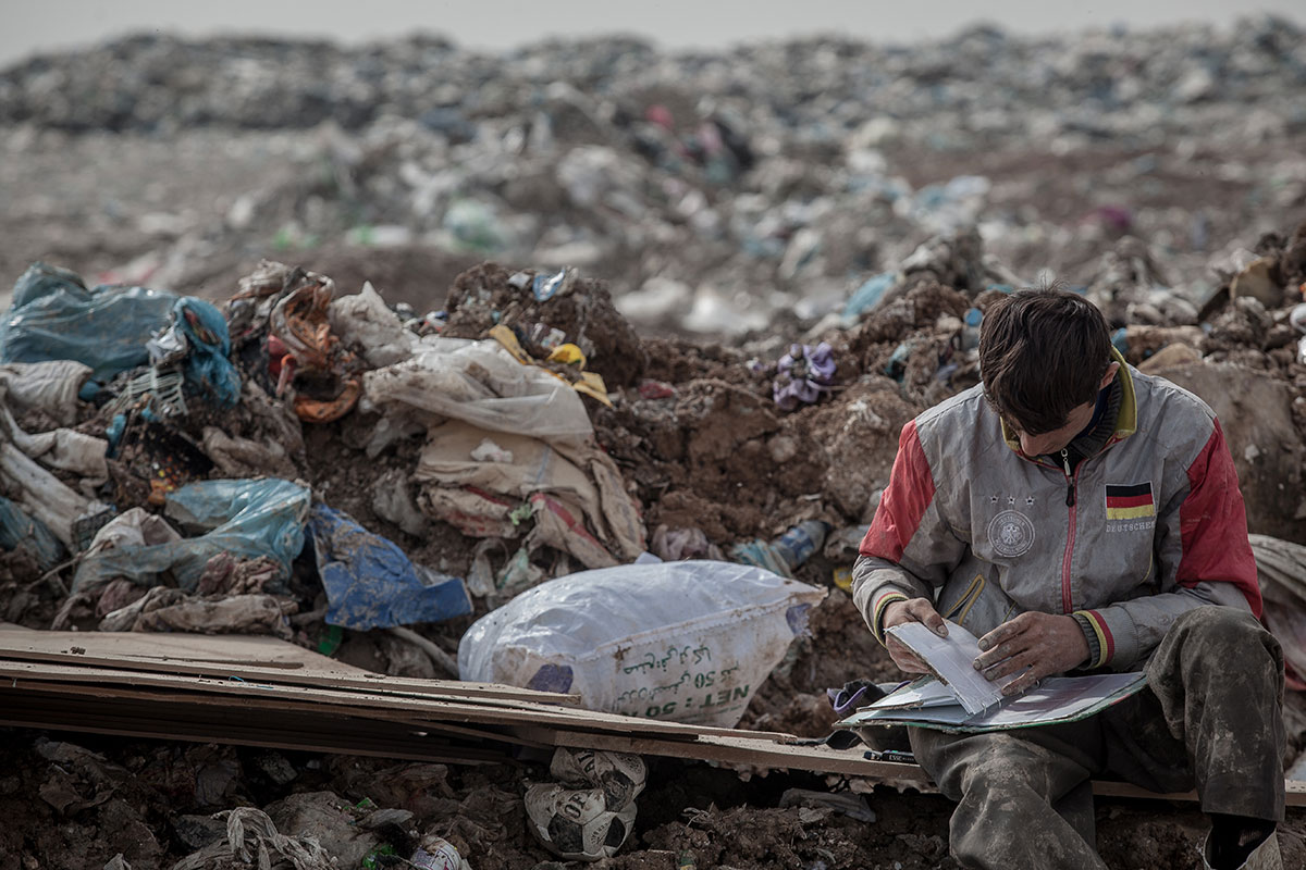 Iraqi children end up working in a landfill/ Please Do Not Use