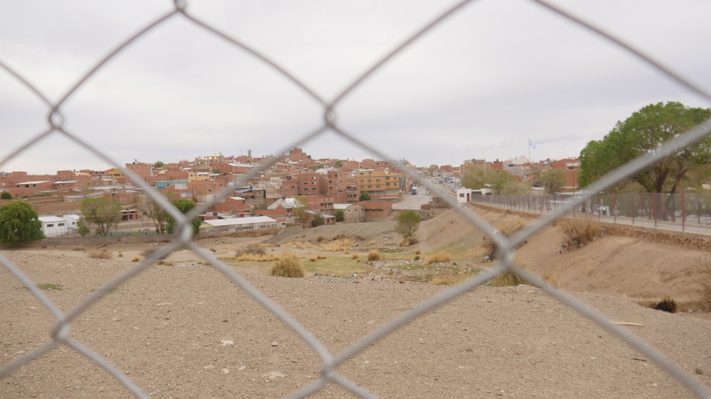 At this border, there is no wall, there is a weak fence that encourages people to cross the border via the bridge [Al Jazeera] 