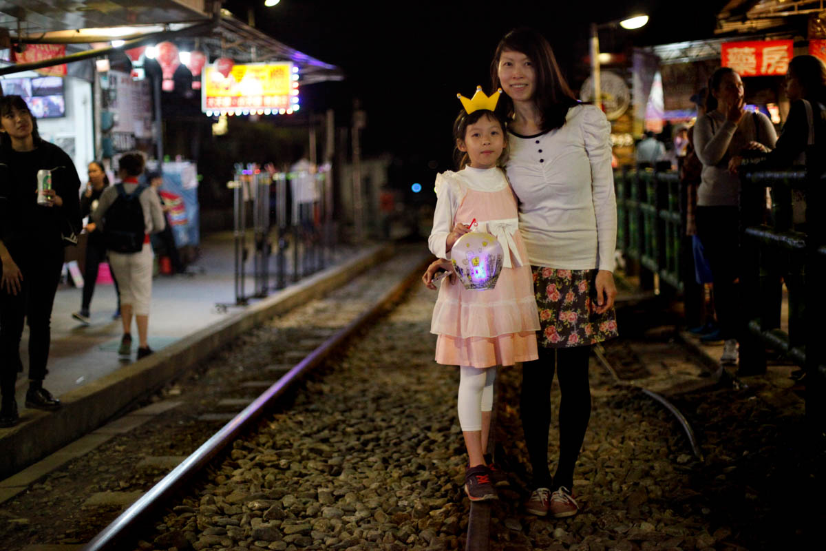 After reading a story book about sky lanterns, eight-year-old Uni You has asked her parents to visit Ping Xi together one day. This day is the first day of her new semester in school. She dresses up a