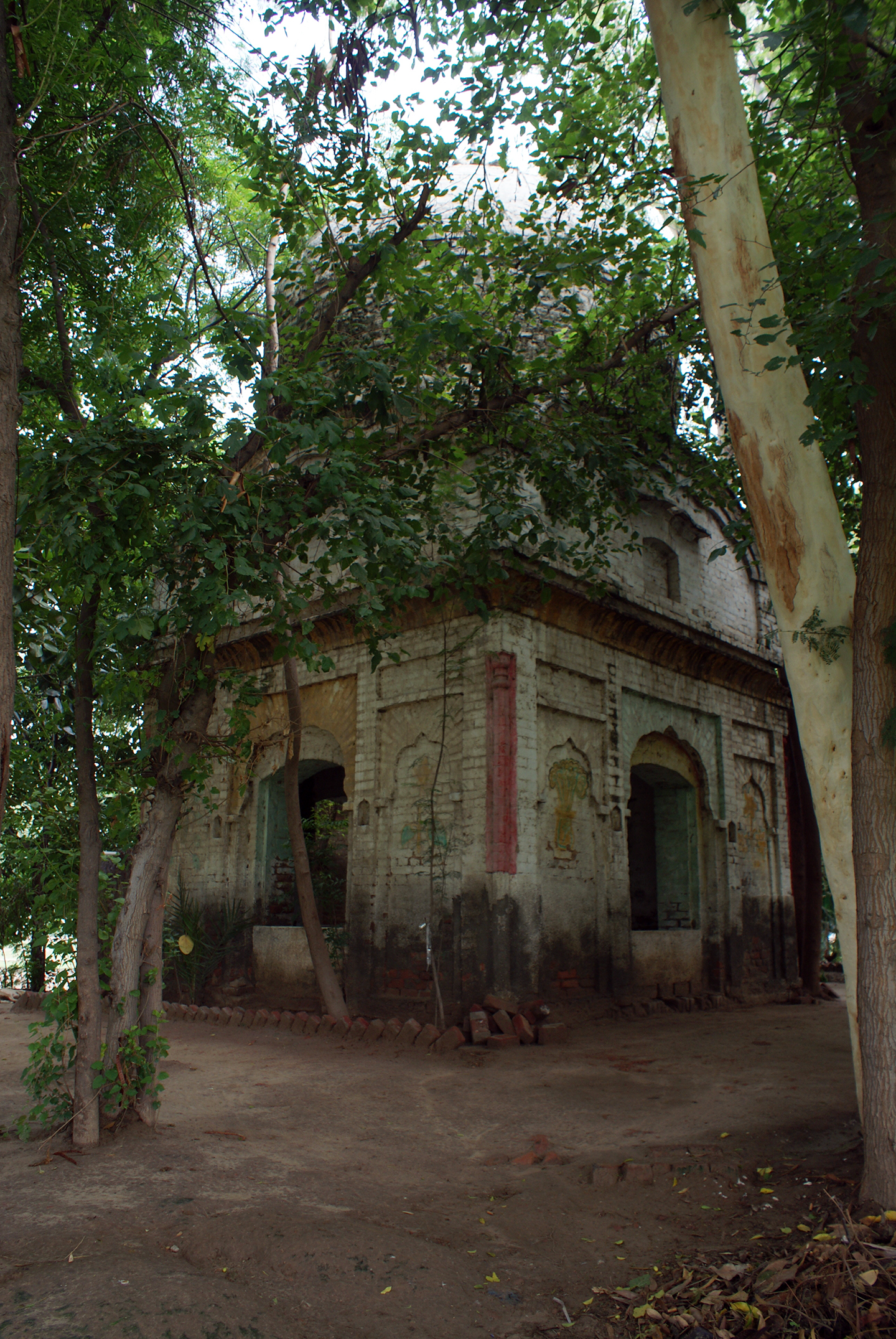 Gurdwara Sacha Khand is a small gurdwara on the outskirts of the city of Farooqabad. The space has been taken over by devotees of a Sufi saint, who is buried in a grave facing the gurdwara. The local devotees still talk fondly about Guru Nanak and consider him to be a saint.