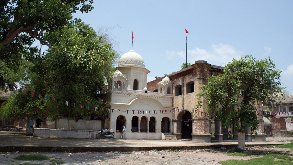 The Gurdwara Beri Sahib in Sialkot is a historical gurdwara that commemorates Guru Nanak’s visit to the city. The gurdwara was abandoned after partition, and converted into a Muslim Sufi shrine by the locals. It has recently been renovated and opened for Sikh pilgrims.