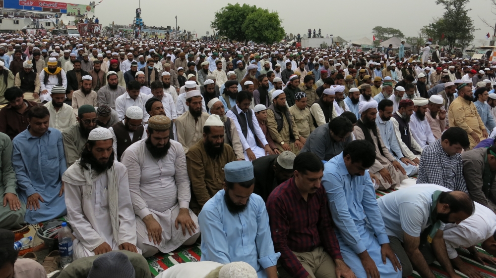 Protesters offer Friday prayers in unison ahead of addresses by political leaders
