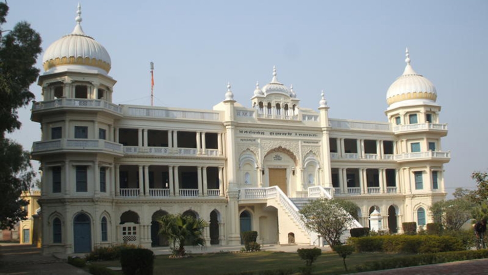 Gurdwara Sacha Sauda in Farooqabad is located about 40km from Nankana Sahib. It commemorates an important event from the life of the Guru. Although in ruins a few years ago, with its building in a bad state and grass unkempt, it has since been taken over by the State, renovated and opened for Sikh pilgrims.