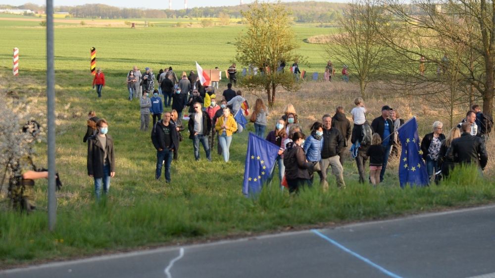 Cross-border workers stage a protest at Polish-German border demanding to be exempt from the mandatory quarantine [Reuters]