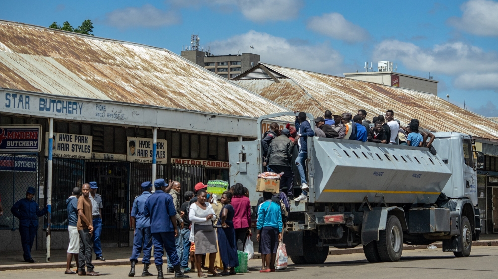 Police round-up people for being unable to explain why they don’t have written permits to be in the city centre during Zimbabwe’s COVID-19 lockdown