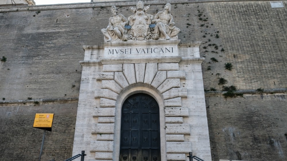 A view shows a deserted entrance of the closed Vatican Museums on March 24, 2020 in the Vatican during the lockdown aimed at stopping the spread of the COVID-19 (new coronavirus) pandemic.