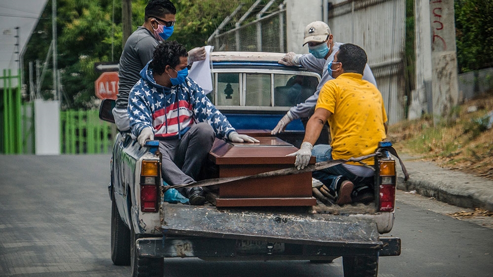 The coffin with the body of a patient who died with symptoms of the new coronavirus, COVID-19, is carried by relatives to be buried at the Oriental Cemetery, in Managua [AFP]