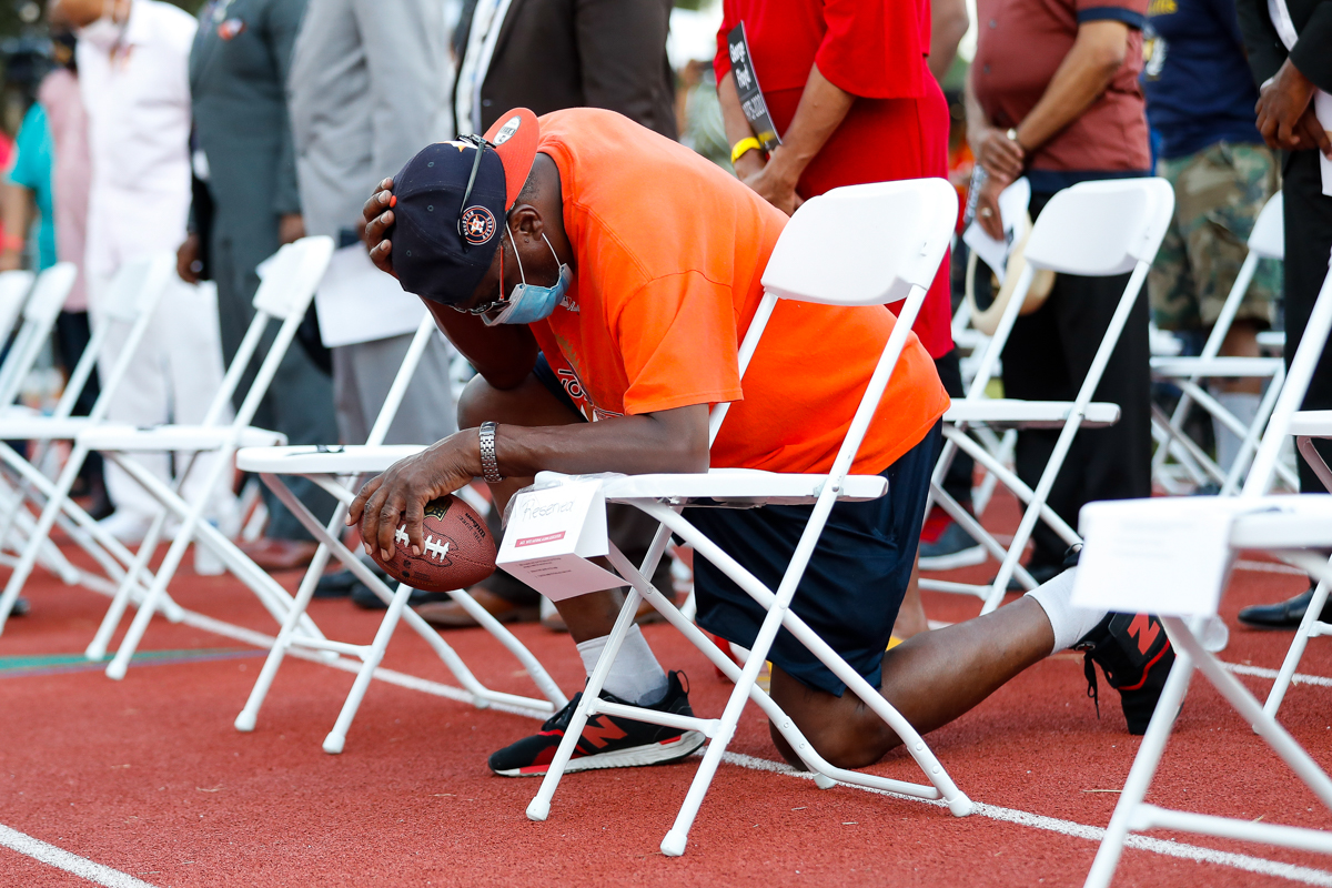 epa08473956 People gather for a candlelight vigil honoring George Floyd, at Jack Yates High School football field in Houston, Texas, USA, 08 June 2020. EPA-EFE/Karen Warren / POOL