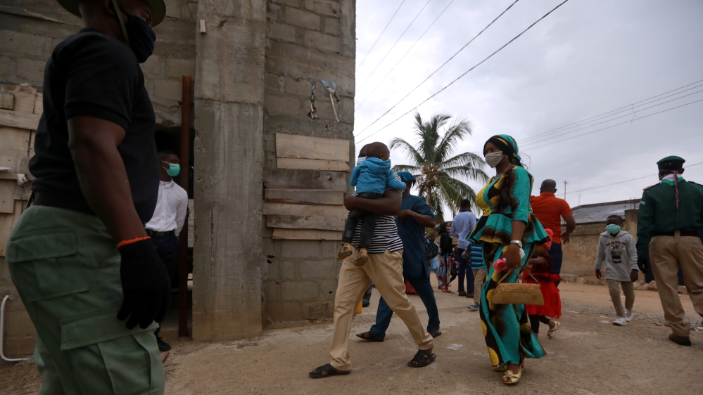 Security man ensures mandatory use of protective masks for Christian worshippers in Nasarawa