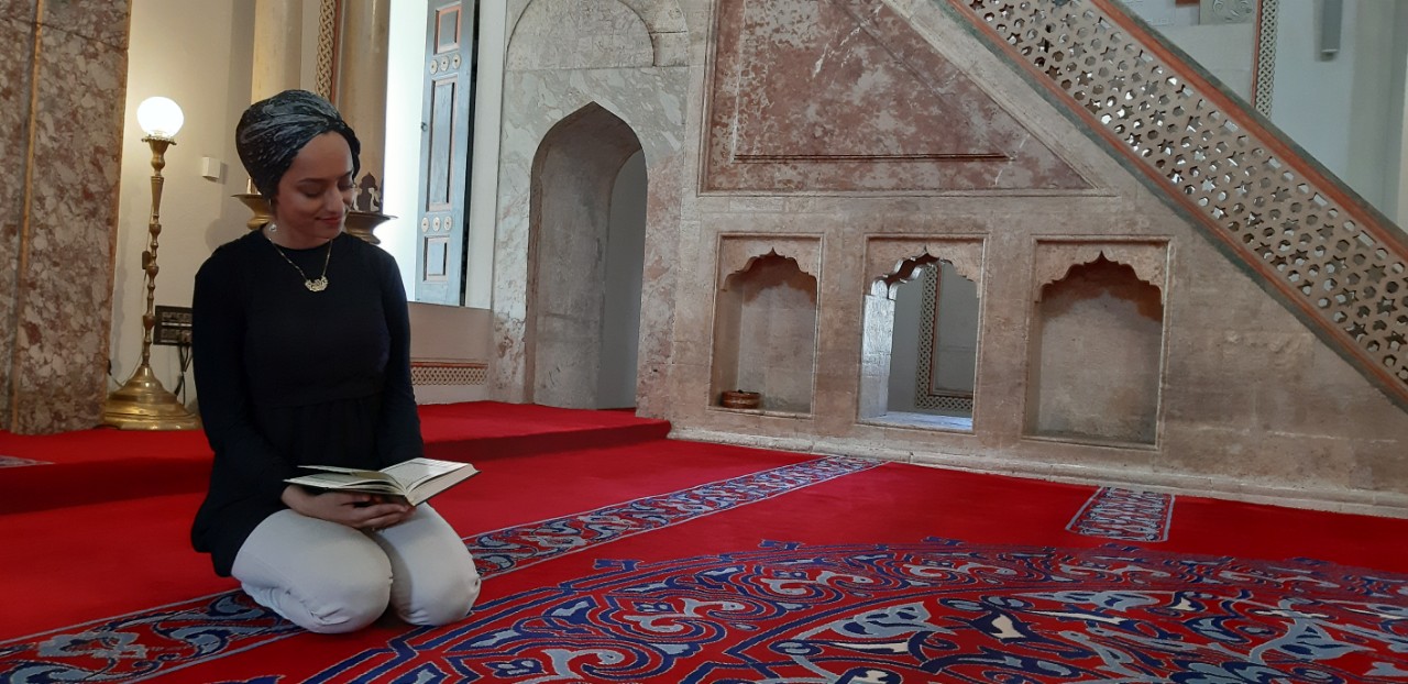 Madinah Javed recites the Quran at a mosque [Courtesy of Madinah Javed]