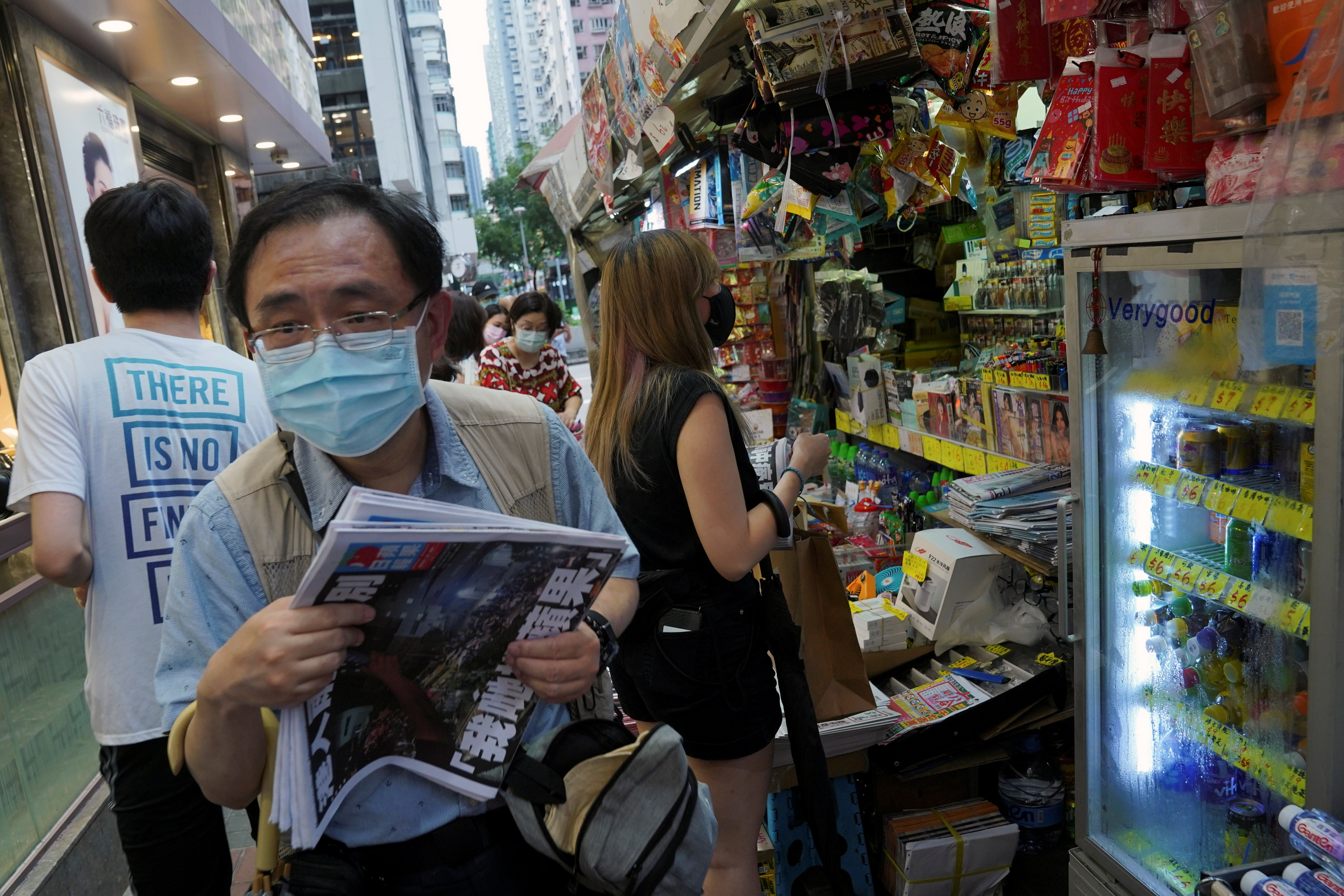 People in Hong Kong queue to buy the final edition of the Apple Daily