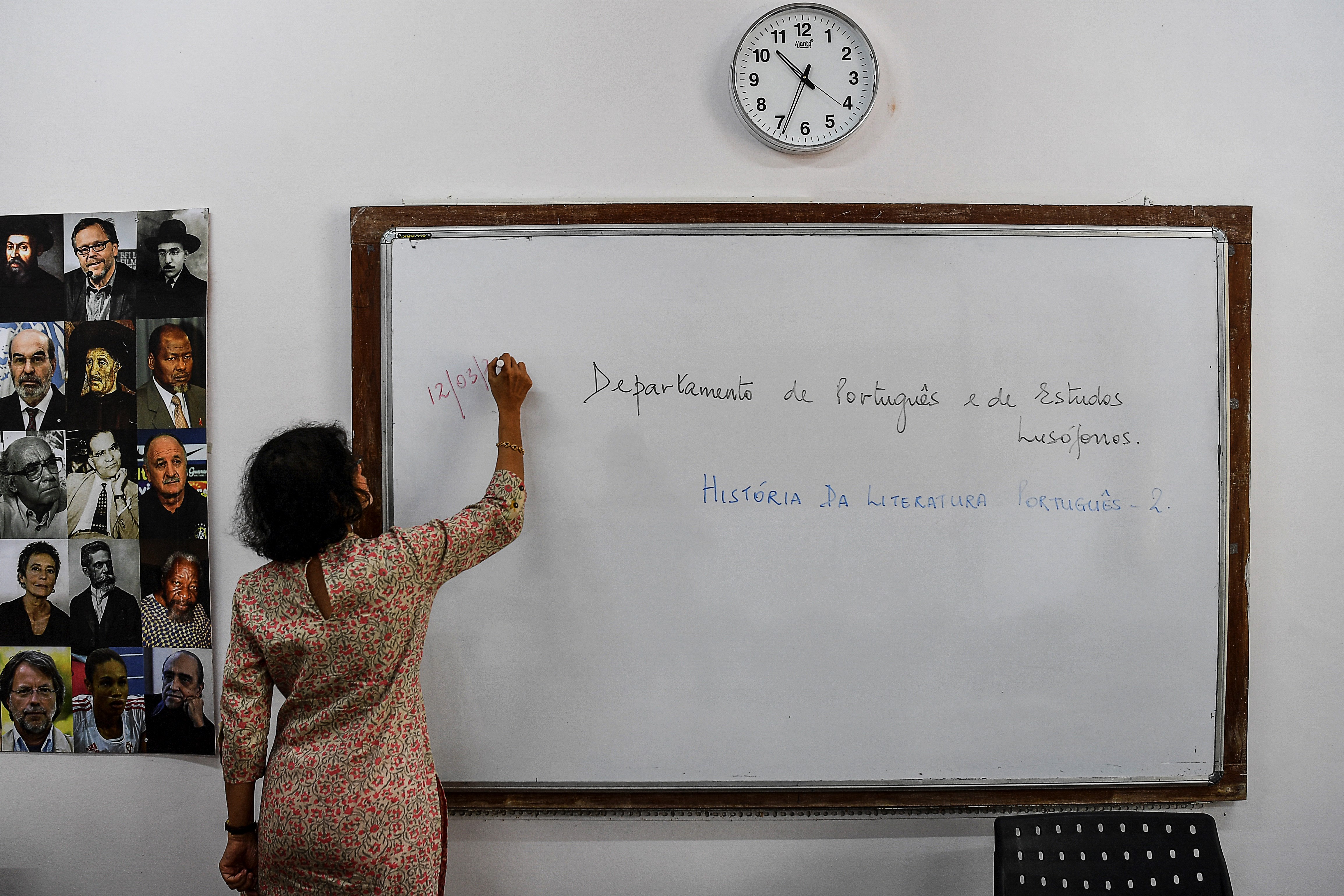 Alberto starts a Portuguese class; students from the former colony are scarce