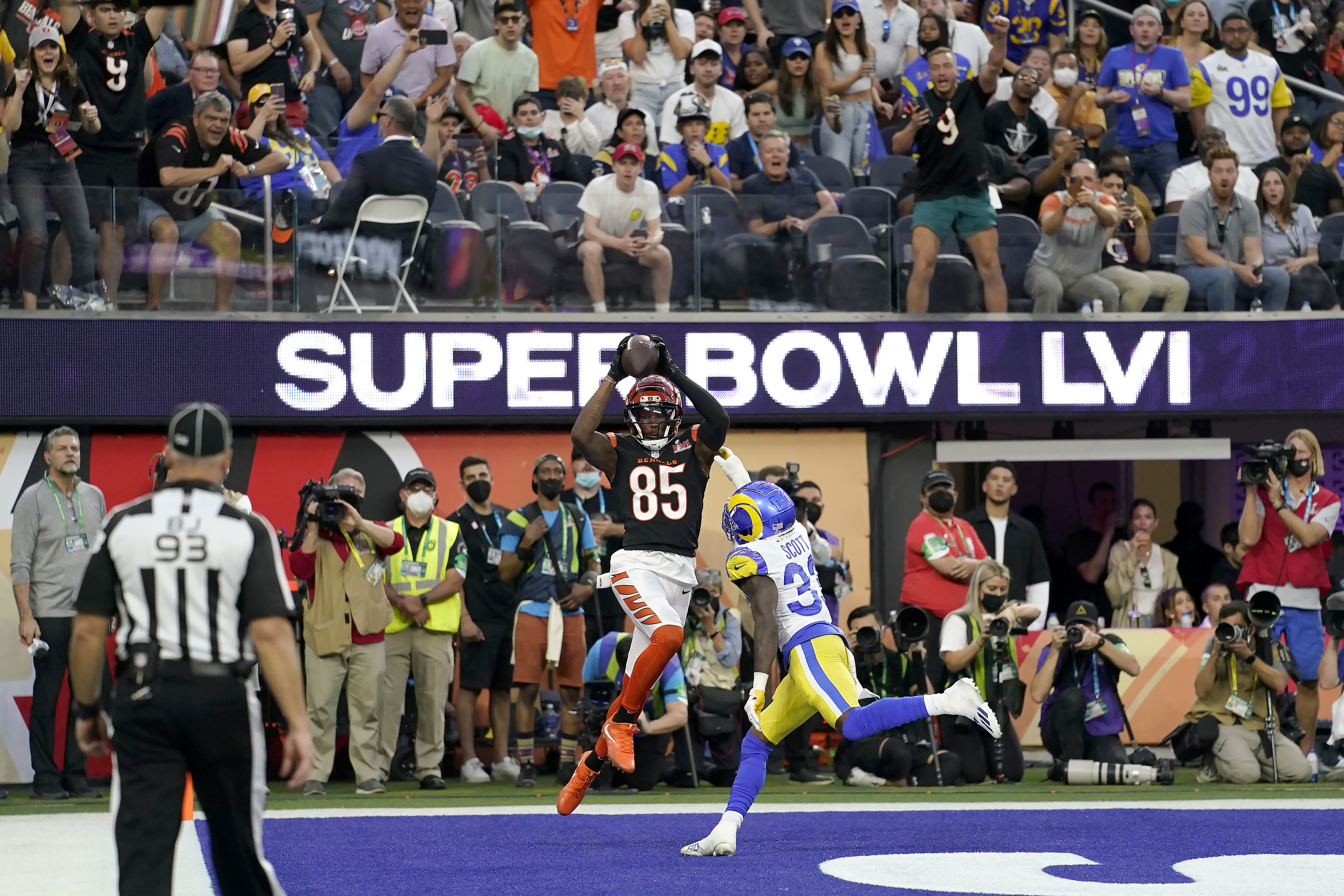 Cincinnati Bengals wide receiver Tee Higgins (85) catches a touchdown pass against Los Angeles Rams safety Nick Scott (33)