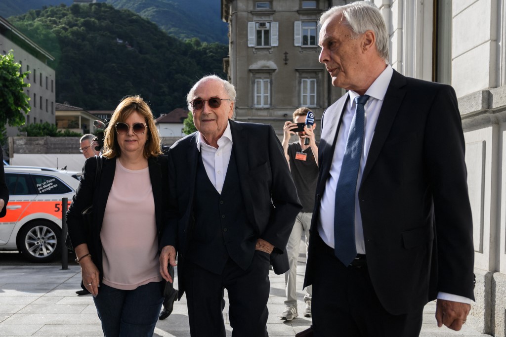 Former FIFA president Sepp Blatter (C), his daughter Corinne Blatter (L) and his lawyer Lorenz Erni arrive to Switzerland's Federal Criminal Court