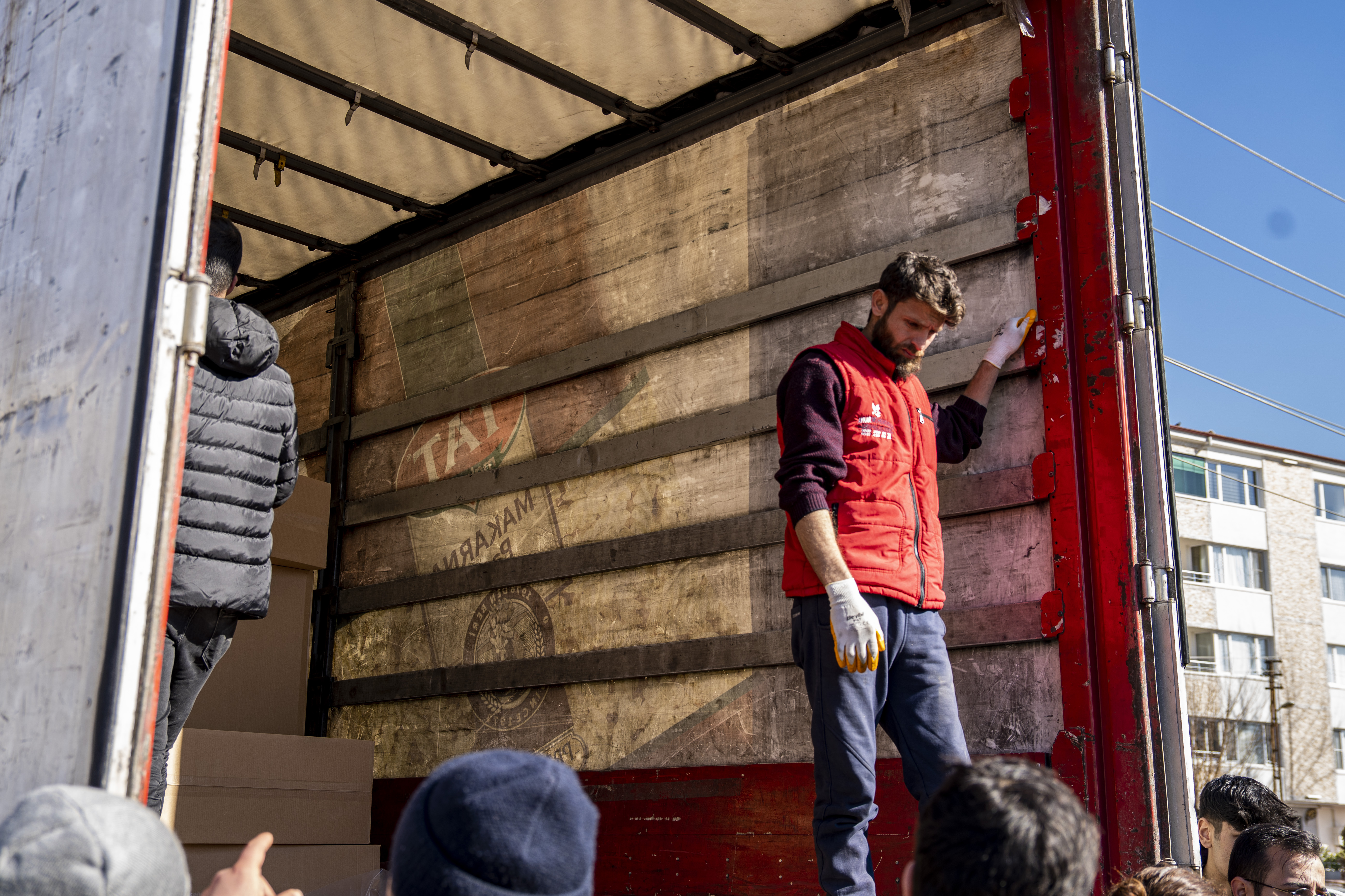 Mohammad Shabaan volunteers to distribute food and emergency kits with the Turkish Ministry of Family in the Gaziantep neighbourhoods most affected by the quake. “Thousands of people in Gaziantep need assistance. There’s no heating, no gas to cook hot meals at home, everyone is getting sick. I wanted to jump in and offer some help,” he says.