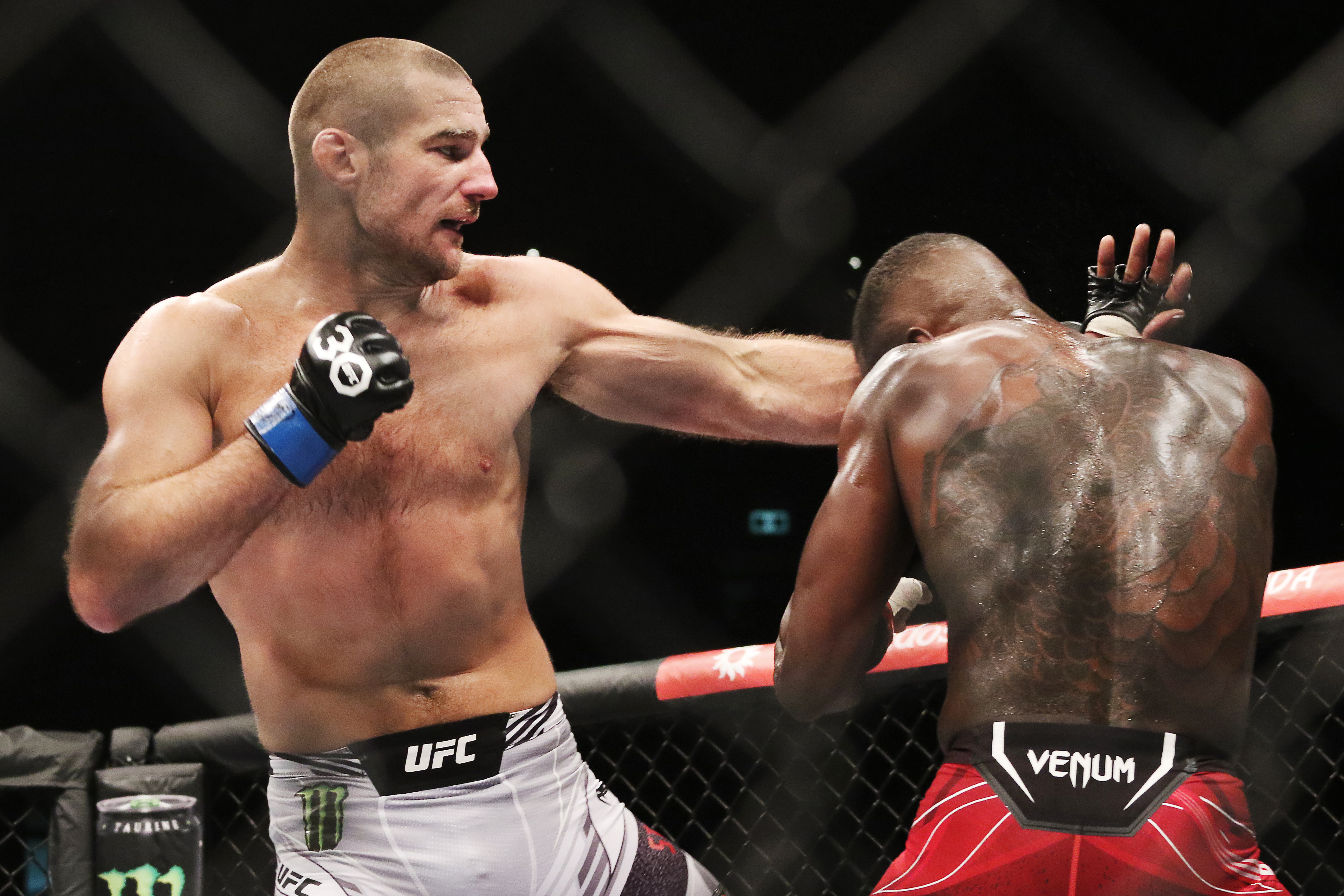 Sean Strickland hits Adesanya