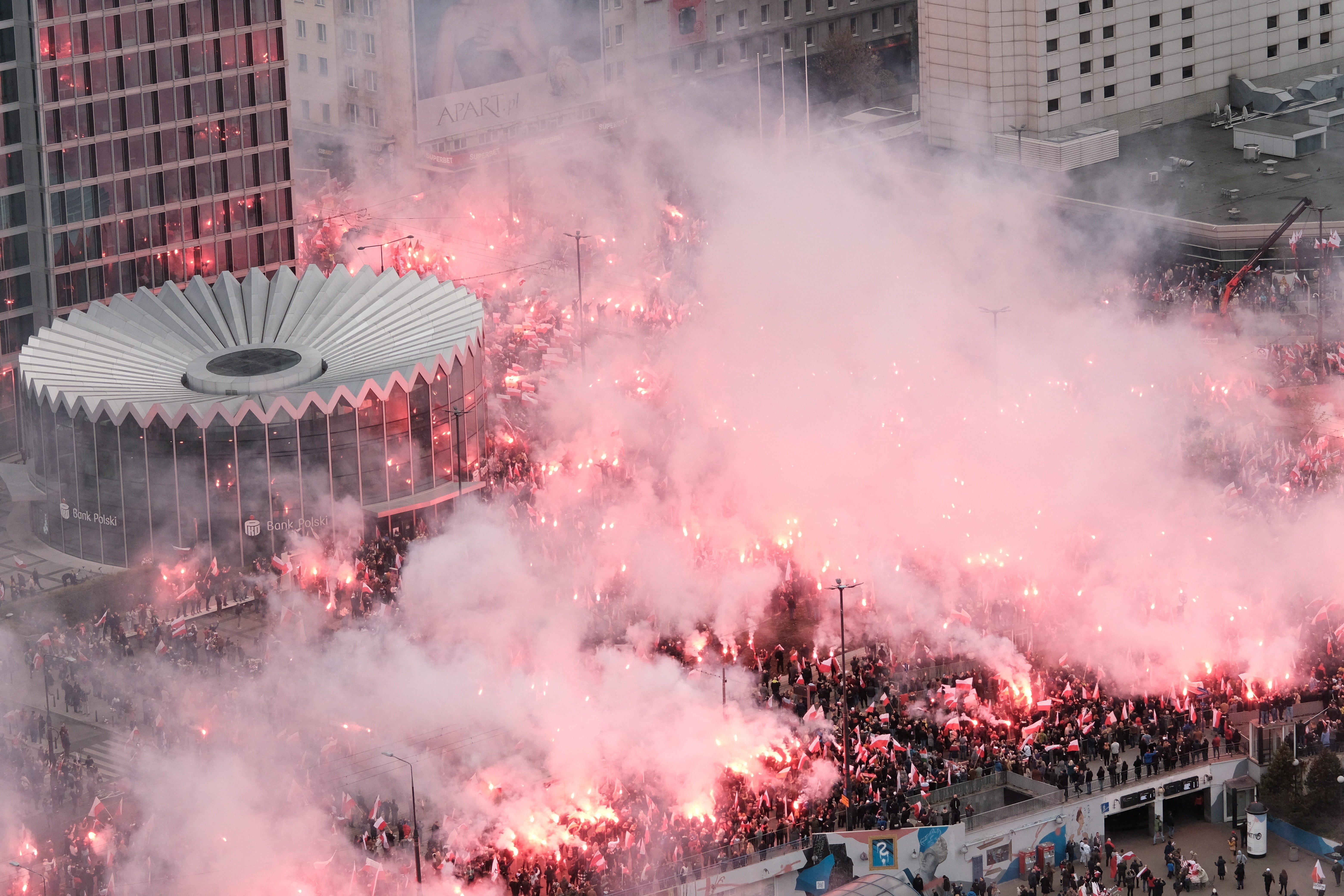 People hold flags and flares as they attend the Independence March to mark the 104th anniversary of Polish independence, in Warsaw, Poland November 11, 2022 Slawomir Kaminski/Agencja Wyborcza.pl via REUTERS ATTENTION EDITORS - THIS IMAGE WAS PROVIDED BY A THIRD PARTY. POLAND OUT. NO COMMERCIAL OR EDITORIAL SALES IN POLAND.