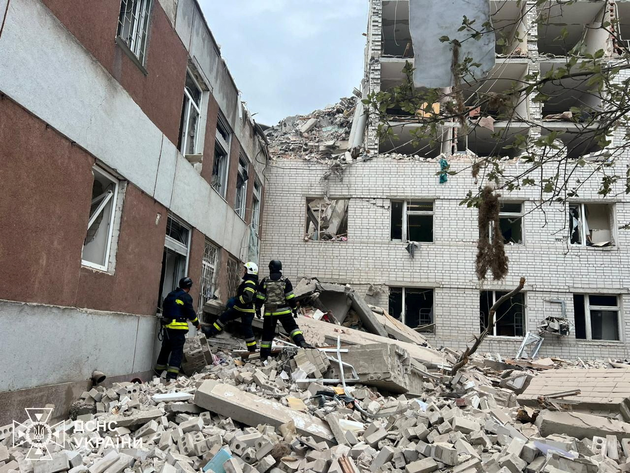 Rescuers work at the site of a Russian missile strike, amid Russia's attack on Ukraine, in Chernihiv, Ukraine April 17, 2024. Press service of the State Emergency Service of Ukraine/Handout via REUTERS ATTENTION EDITORS - THIS IMAGE HAS BEEN SUPPLIED BY A THIRD PARTY. MANDATORY CREDIT. DO NOT OBSCURE LOGO