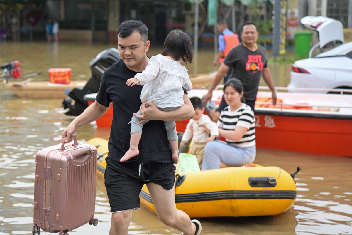 Highest-level rainstorm warning issued in south China's Guangdong