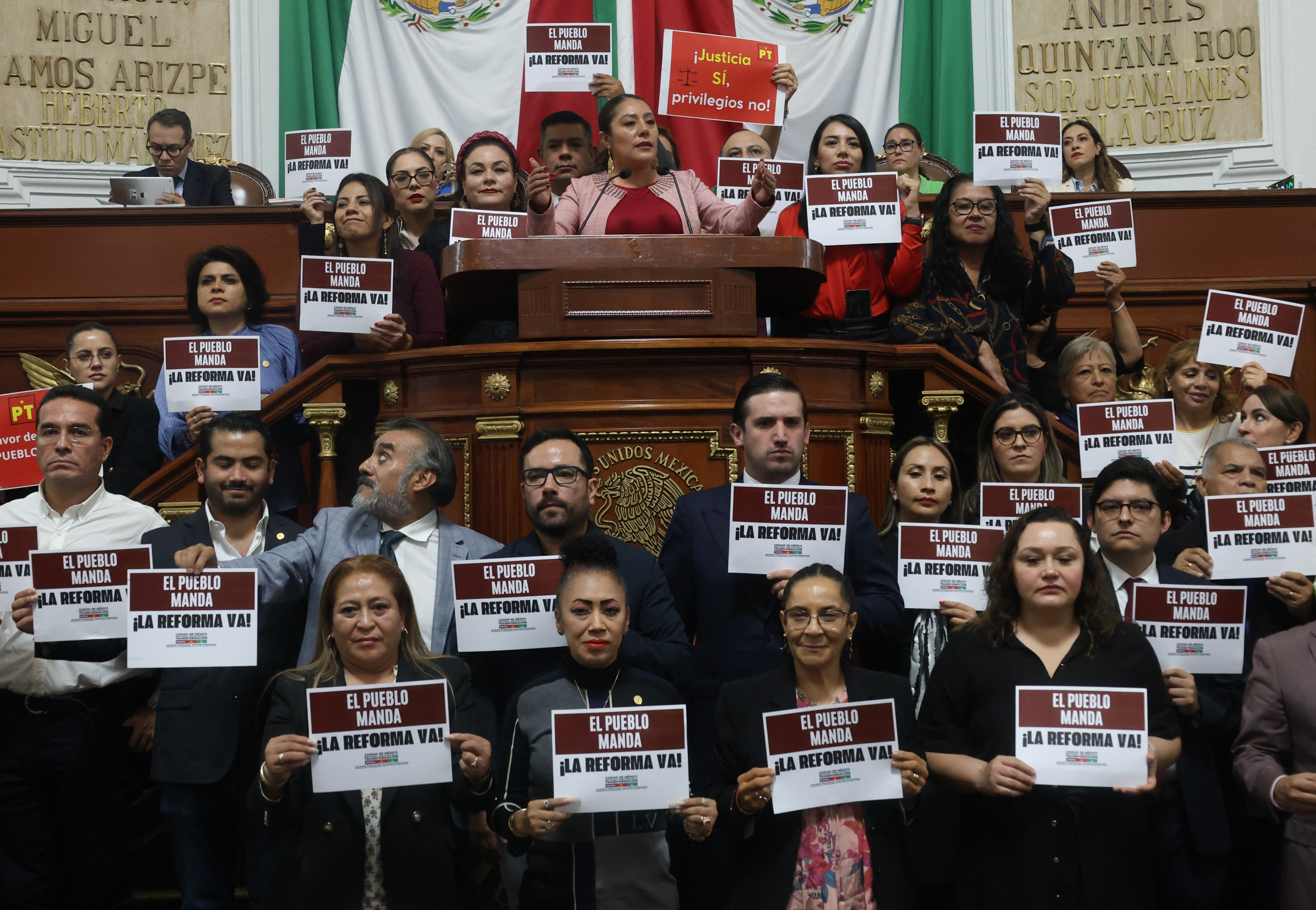 Deputies in favour of judicial reform hold signs that read, ‘The people are in command. Reform now!’
