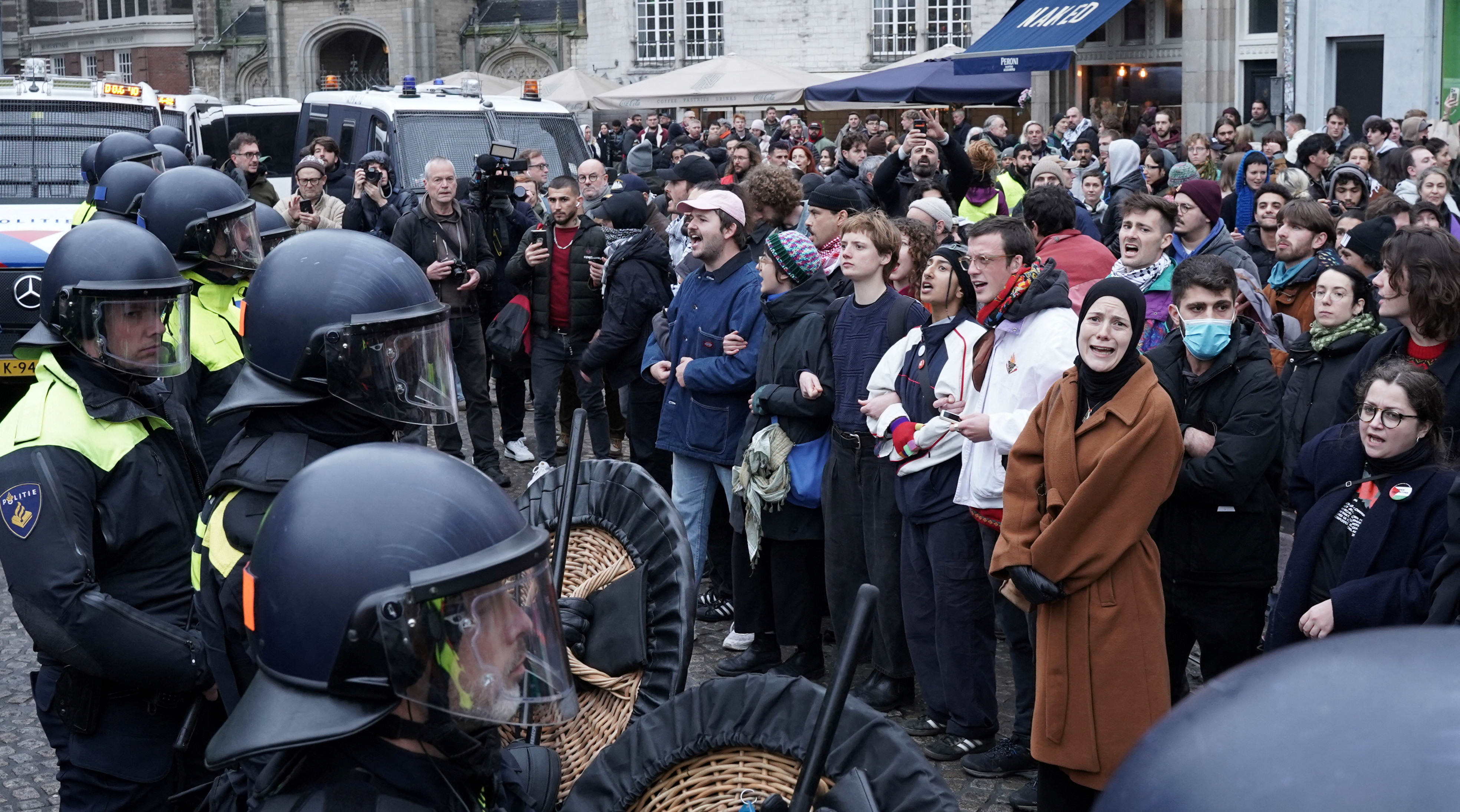 Pro-Palestinian protesters face Dutch police during a banned demonstration in Amsterdam, Netherlands November 10, 2024. REUTERS/Esther Verkaik