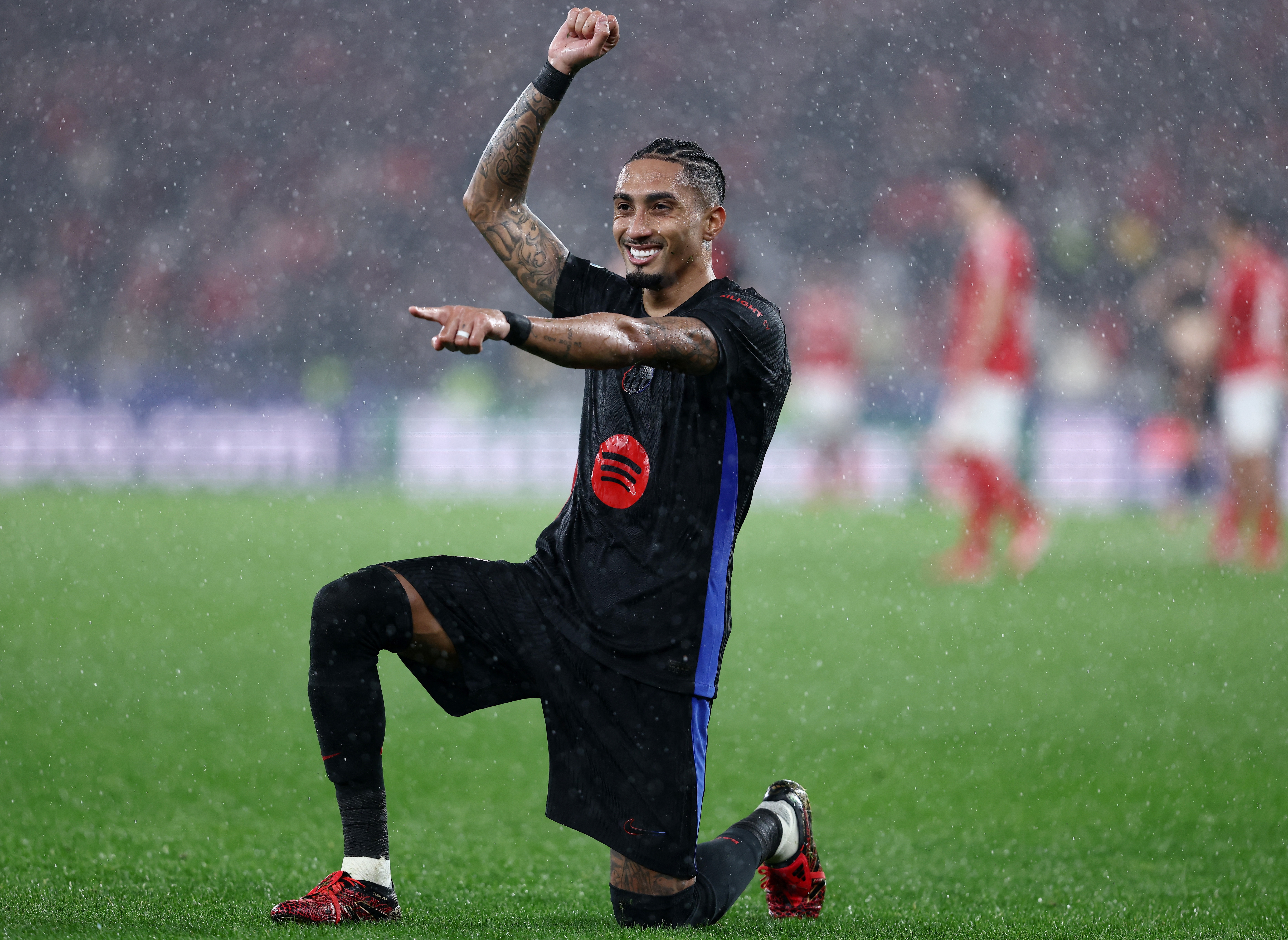 Soccer Football - Champions League - Benfica v FC Barcelona - Estadio da Luz, Lisbon, Portugal - January 21, 2025 FC Barcelona's Raphinha celebrates scoring their fifth goal REUTERS/Rodrigo Antunes