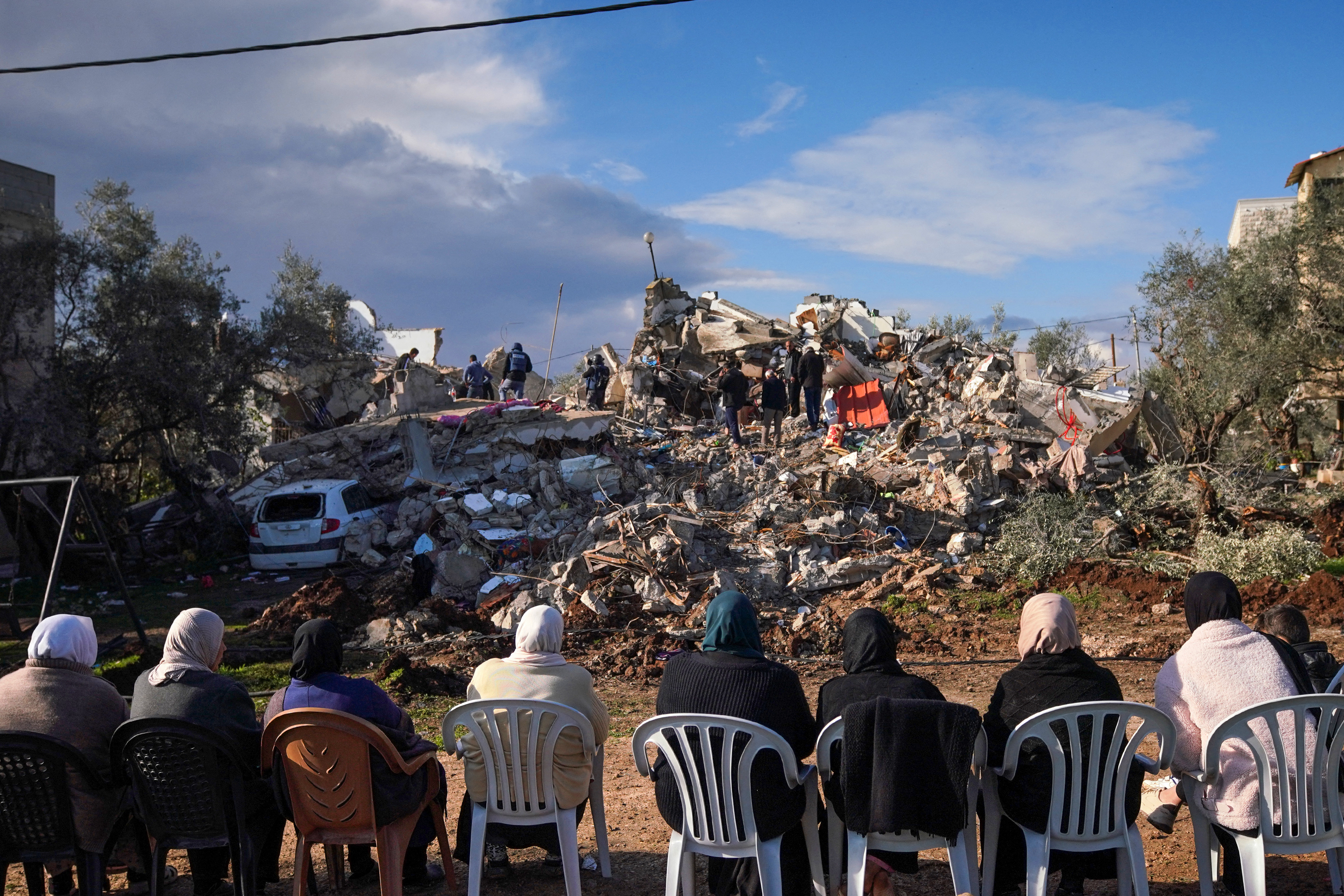 hundreds leave Jenin as Israel presses raids
