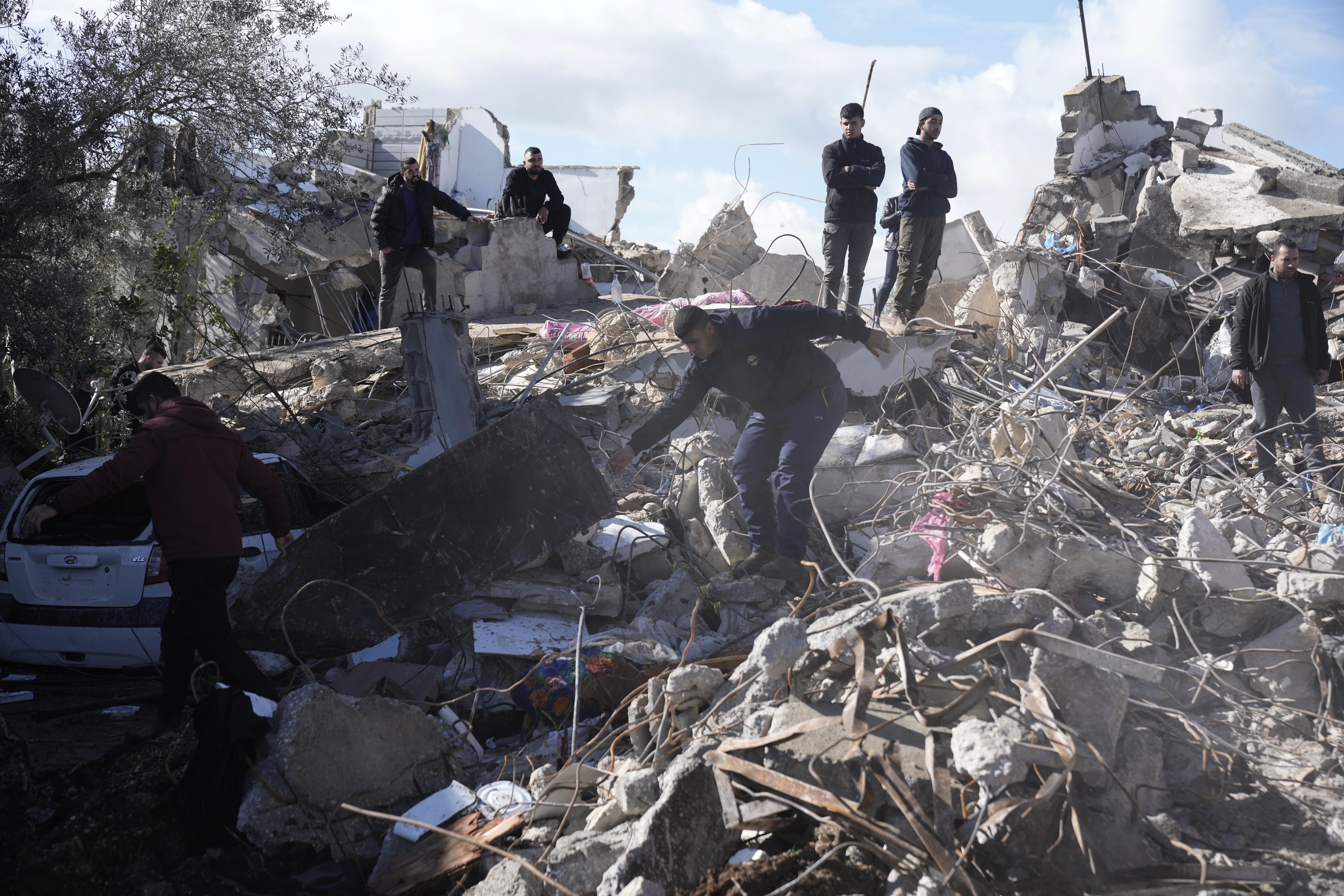 hundreds leave Jenin as Israel presses raids