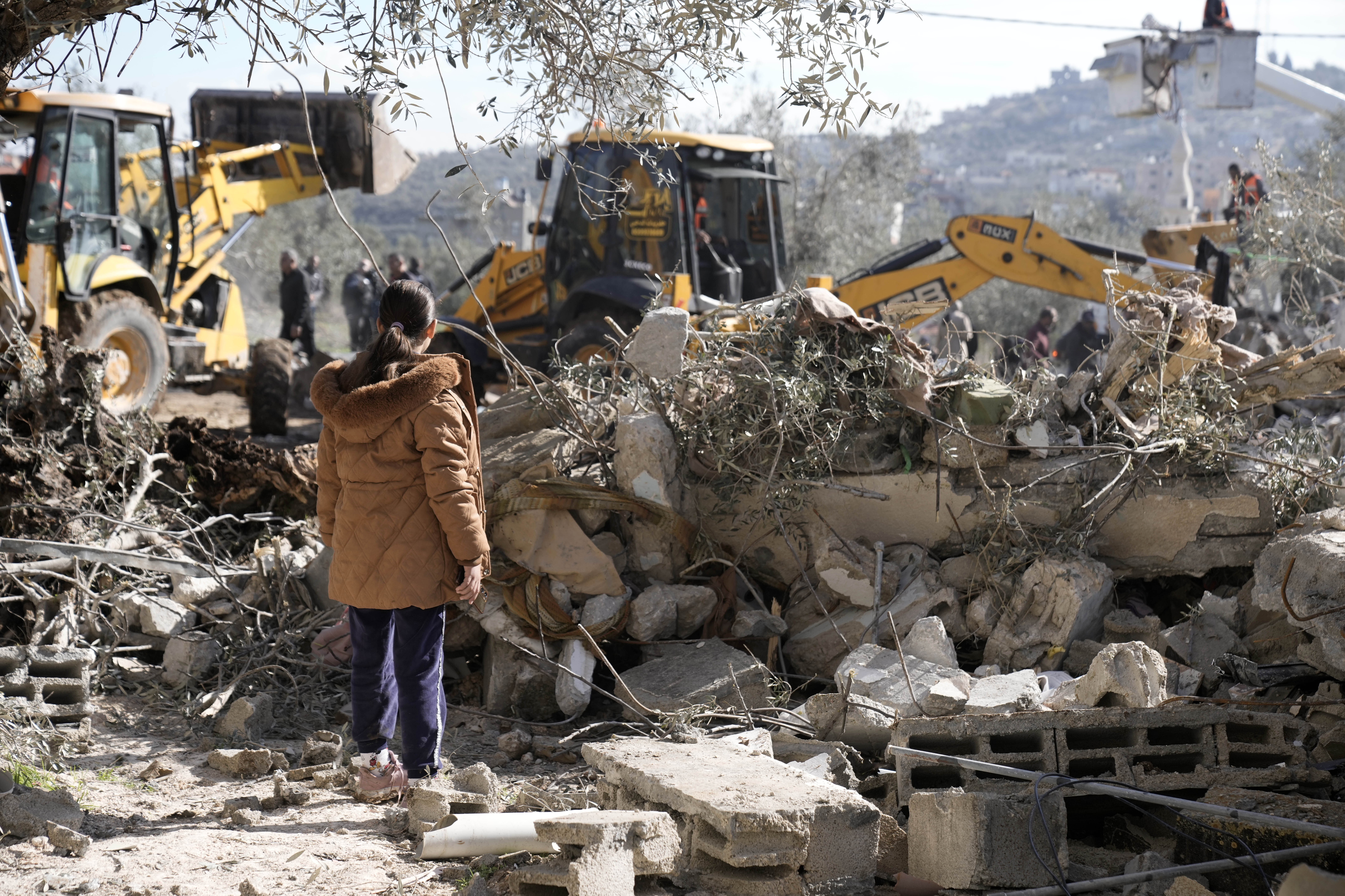 hundreds leave Jenin as Israel presses raids