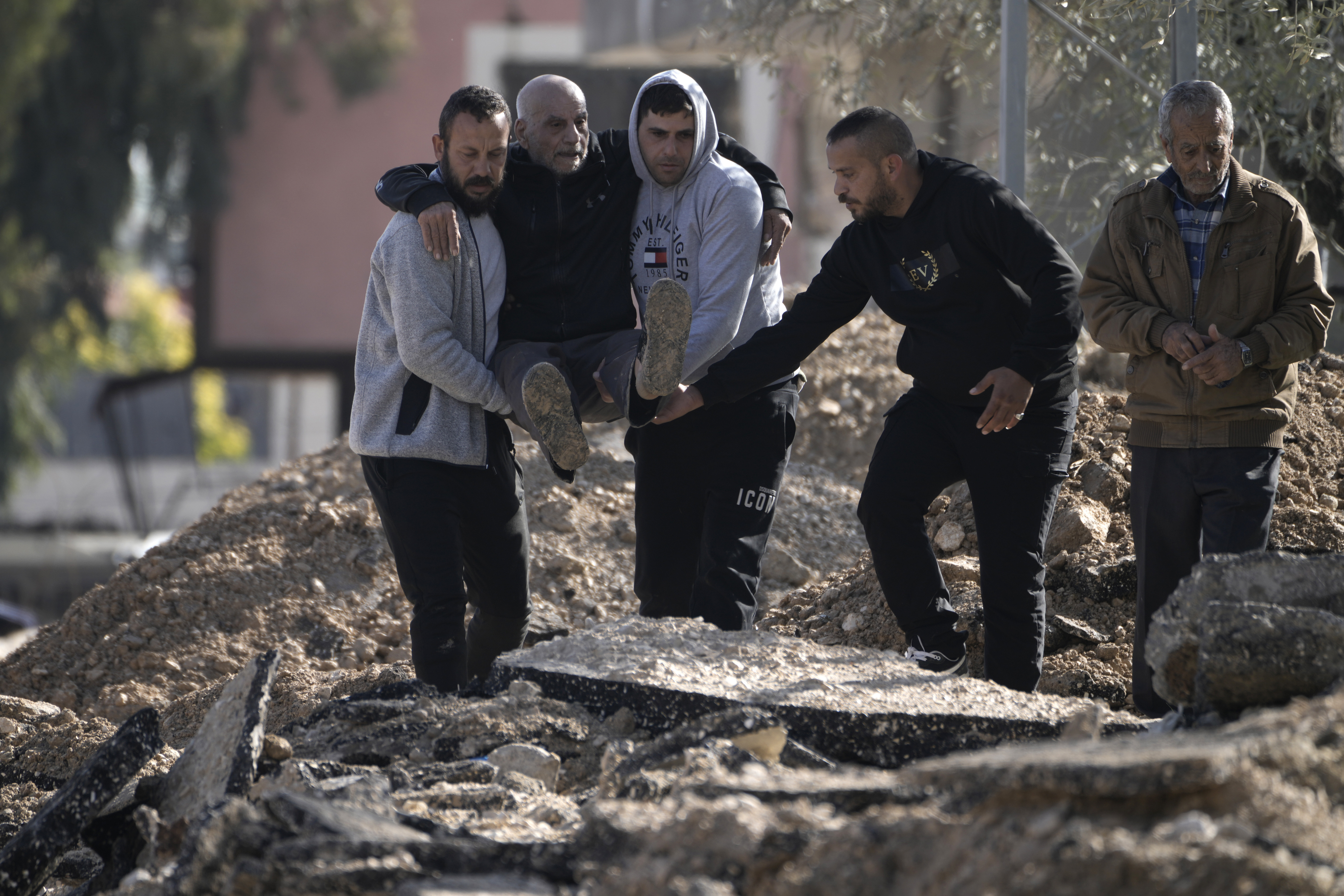 hundreds leave Jenin as Israel presses raids