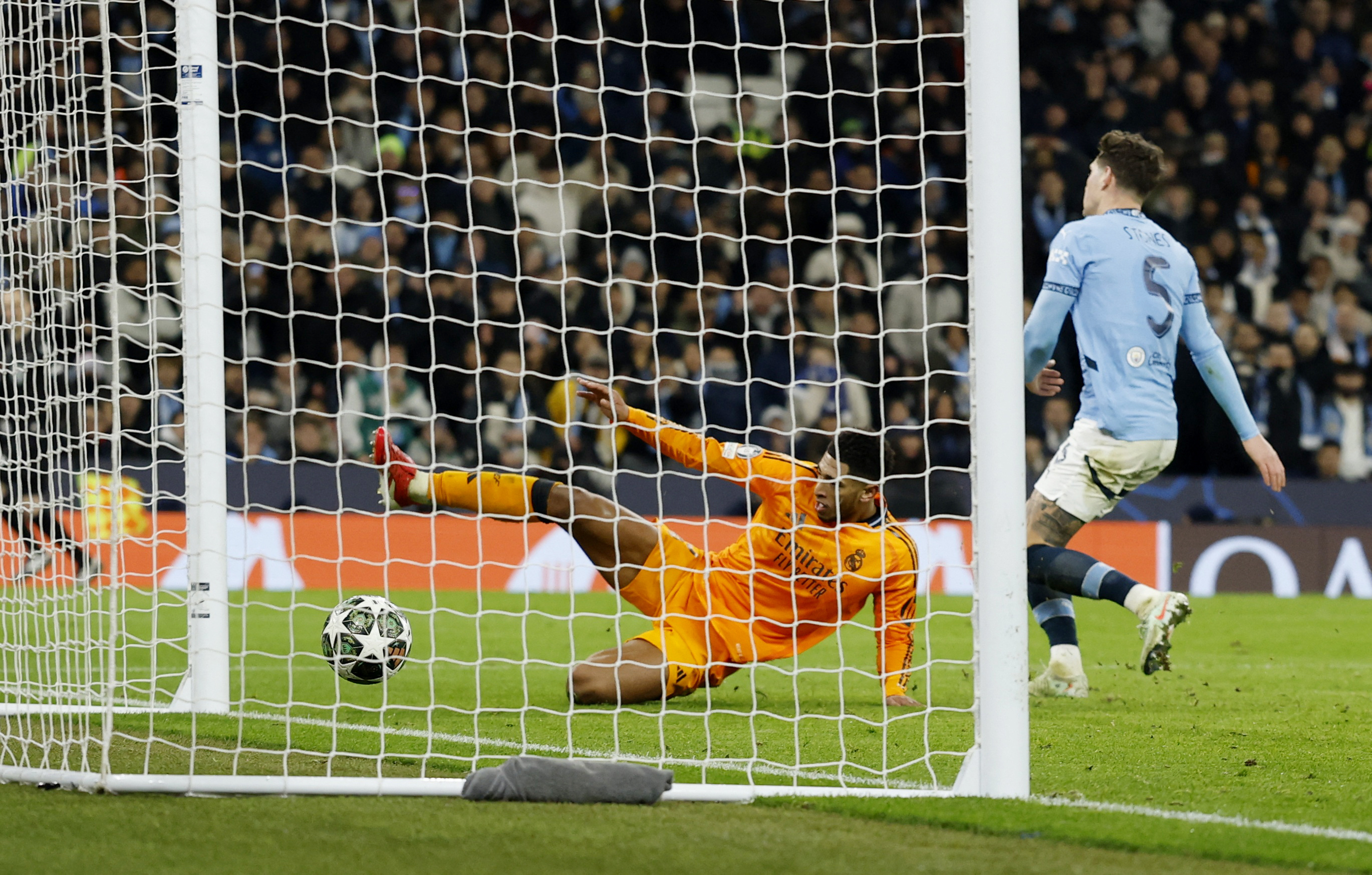 Soccer Football - Champions League - Knockout Phase Playoff - First Leg - Manchester City v Real Madrid - Etihad Stadium, Manchester, Britain - February 11, 2025 Real Madrid's Jude Bellingham scores their third goal Action Images via Reuters/Jason Cairnduff