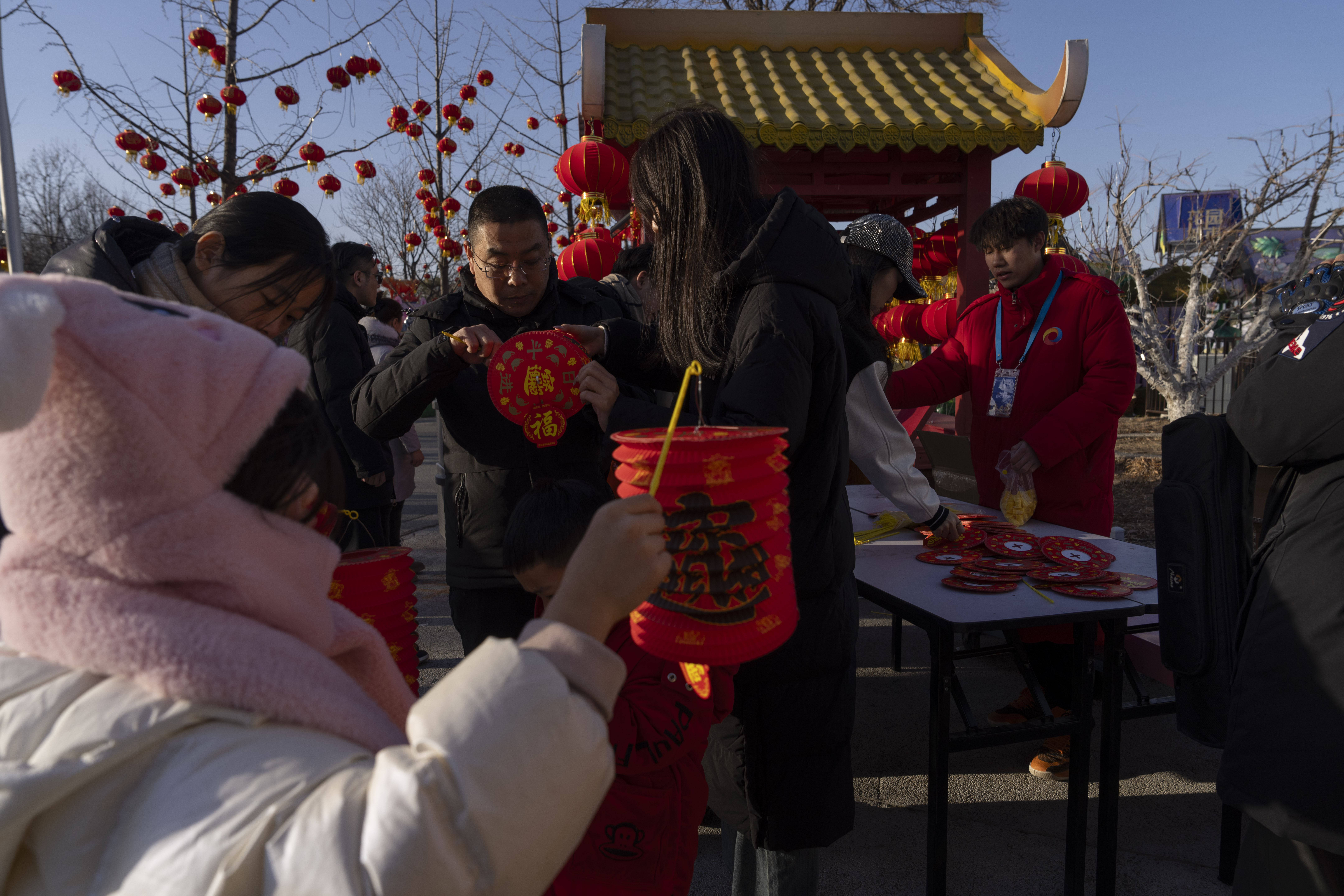 Thousands in Taiwan and China celebrate the Lantern Festival