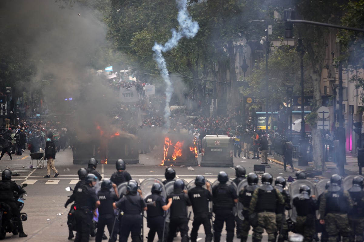 Football diehards team up with Argentine retirees to protest pension reform