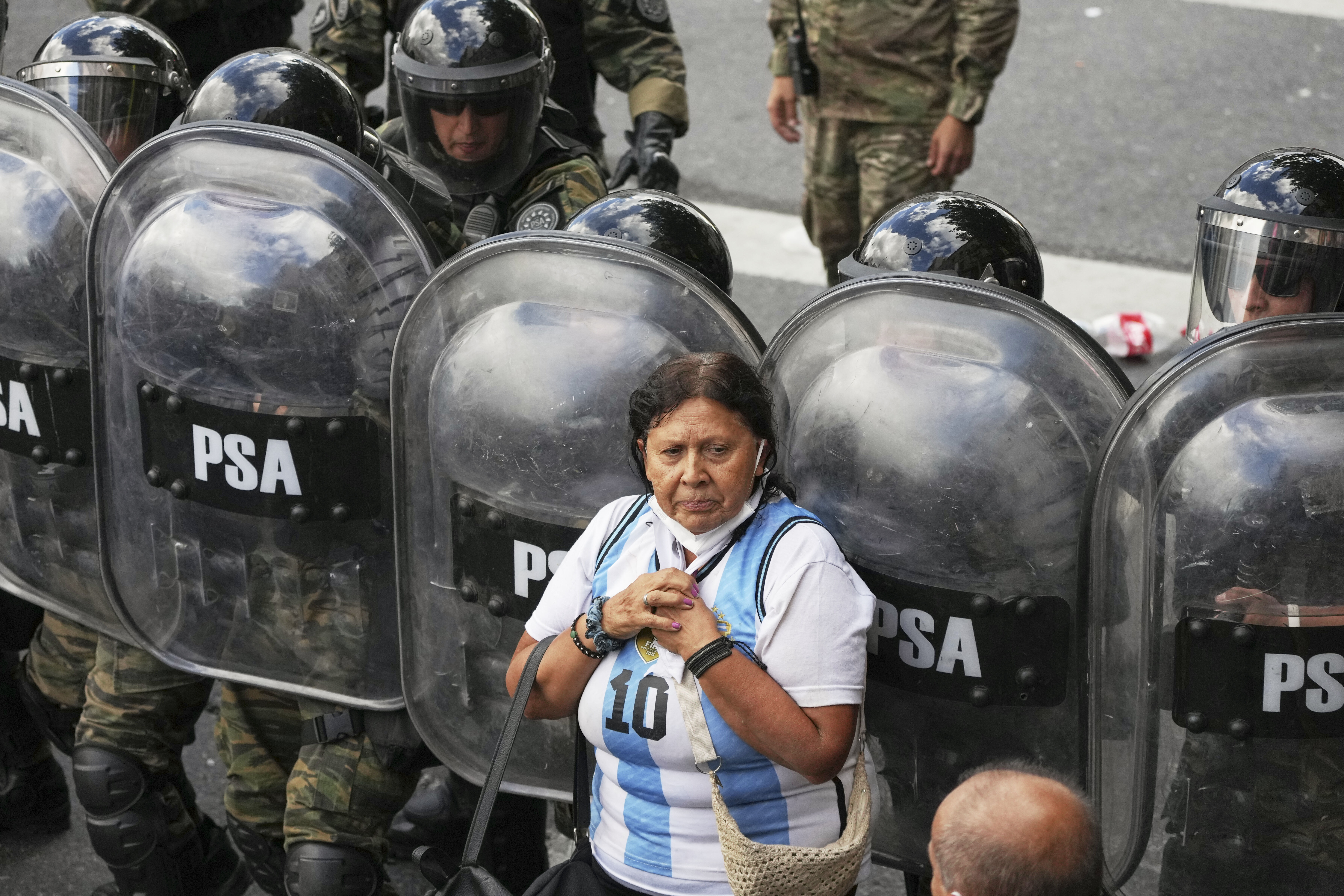 Football diehards team up with Argentine retirees to protest pension reform