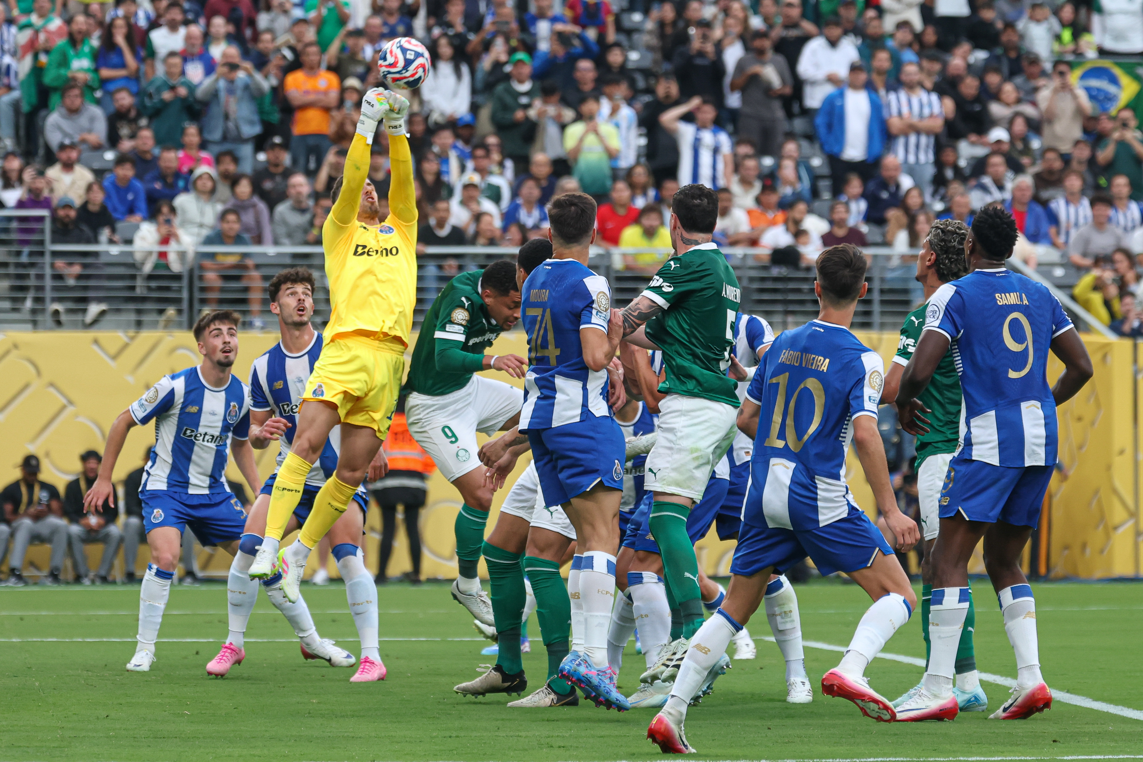 Porto goalkeeper Claudio Ramos (14) blocks a shot on goal from the corner during the first half against SE Palmeiras during a group stage match of the 2025 FIFA Club World Cup