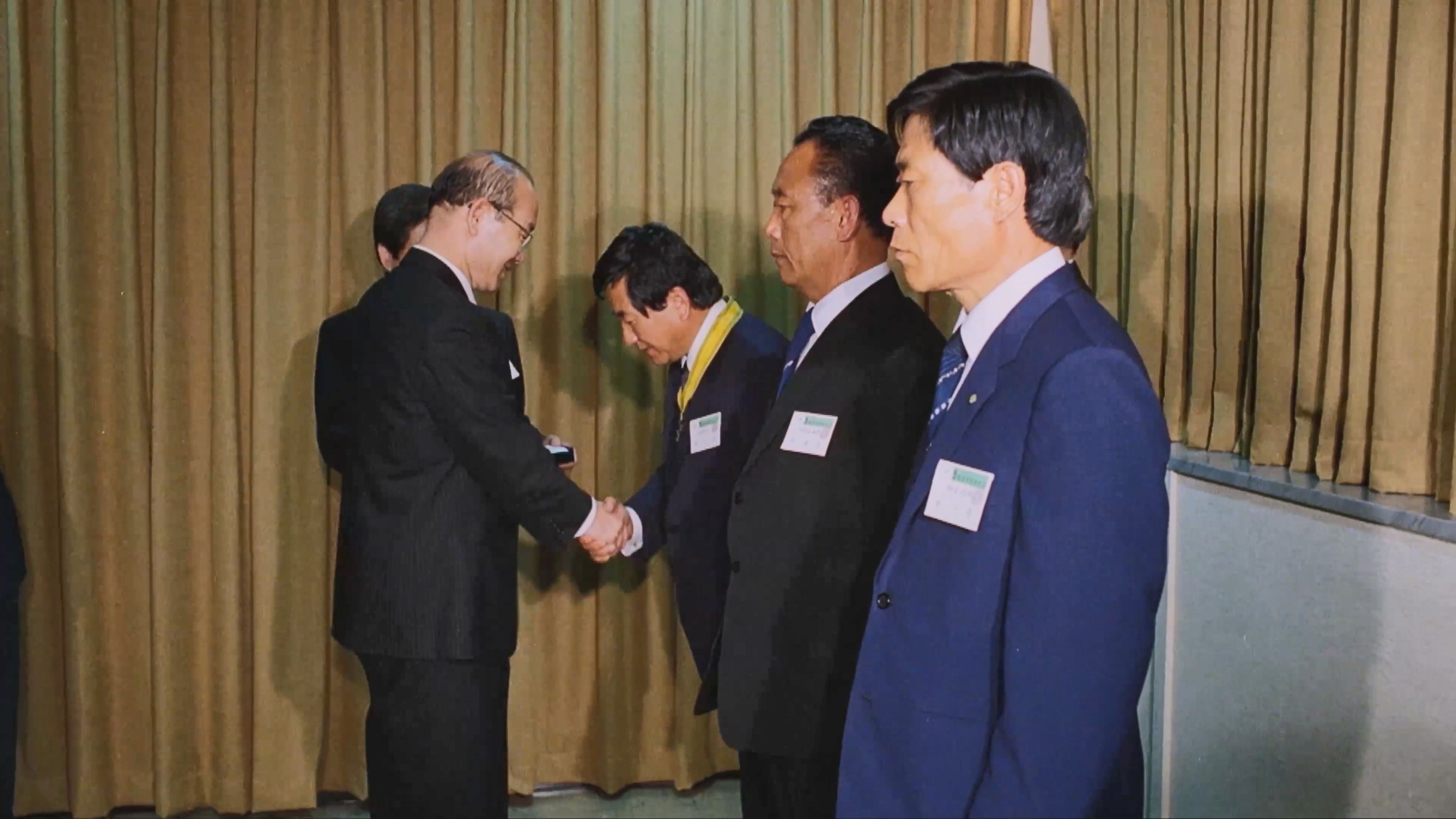 9. Park In Geun was awarded the Order of Civil Merit medal from President Chun Doo Hwan in 1984. [Supplied by Netflix Korea]