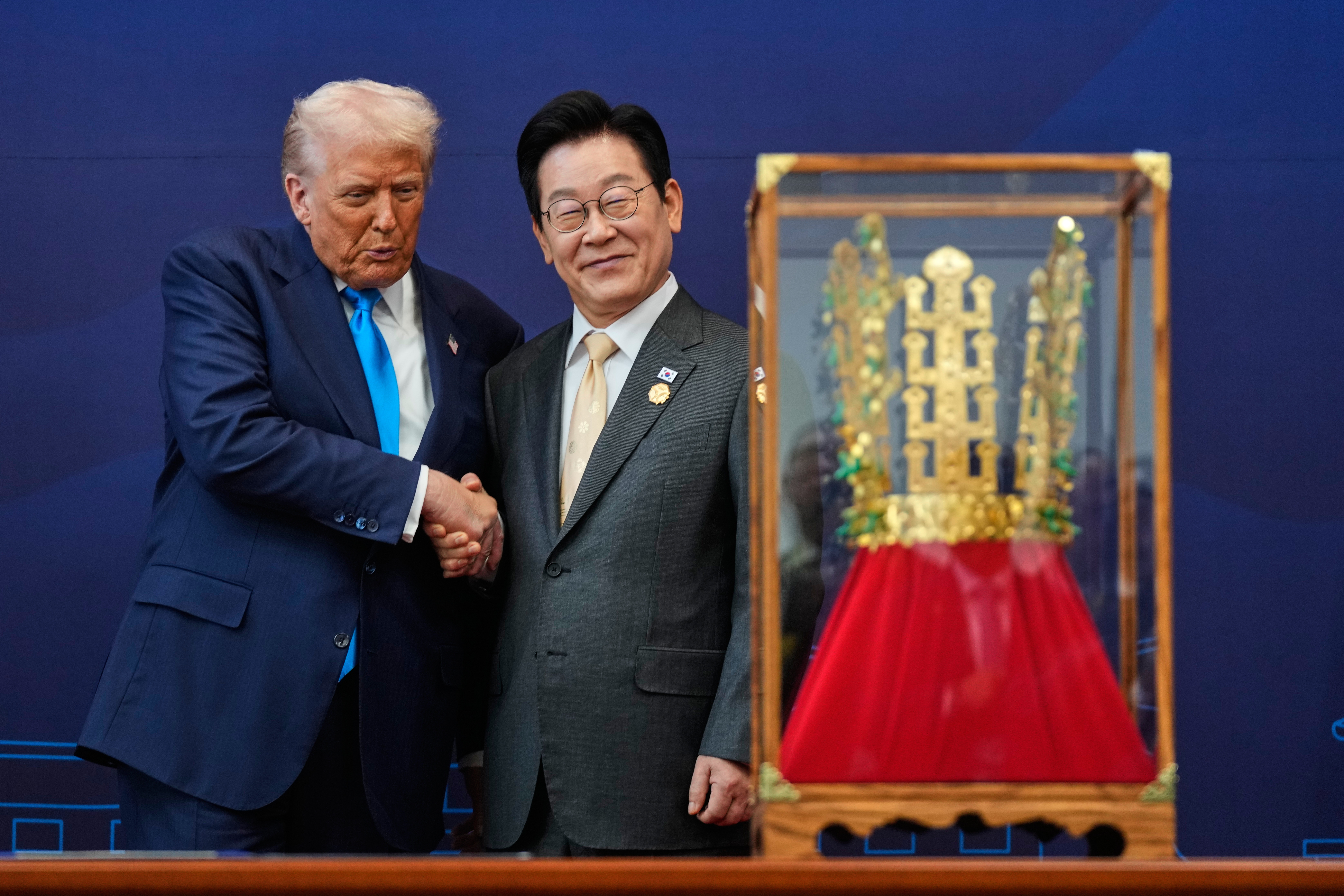 Trump shakes hands with Lee Jae Myung