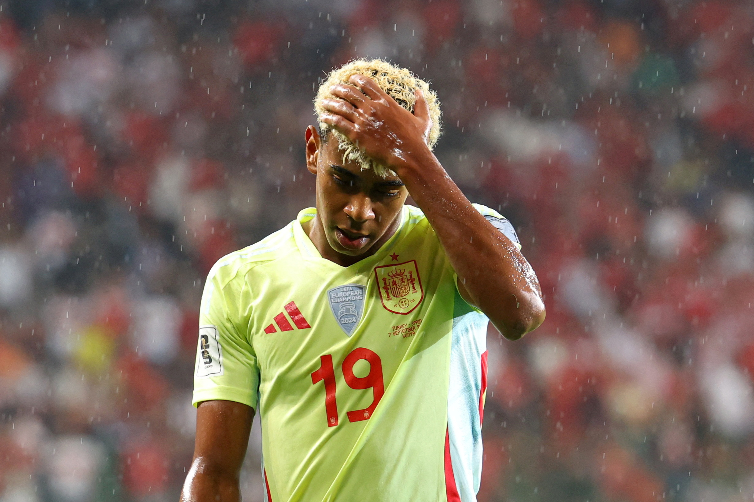 Lamine Yamal reacts.