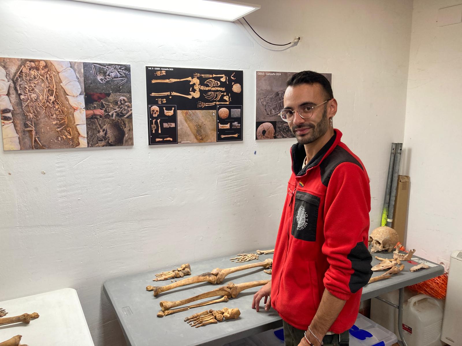 forensic anthropologist Jose Francisco Muñoz Molina working on one of the 166 skeletons-1763589575