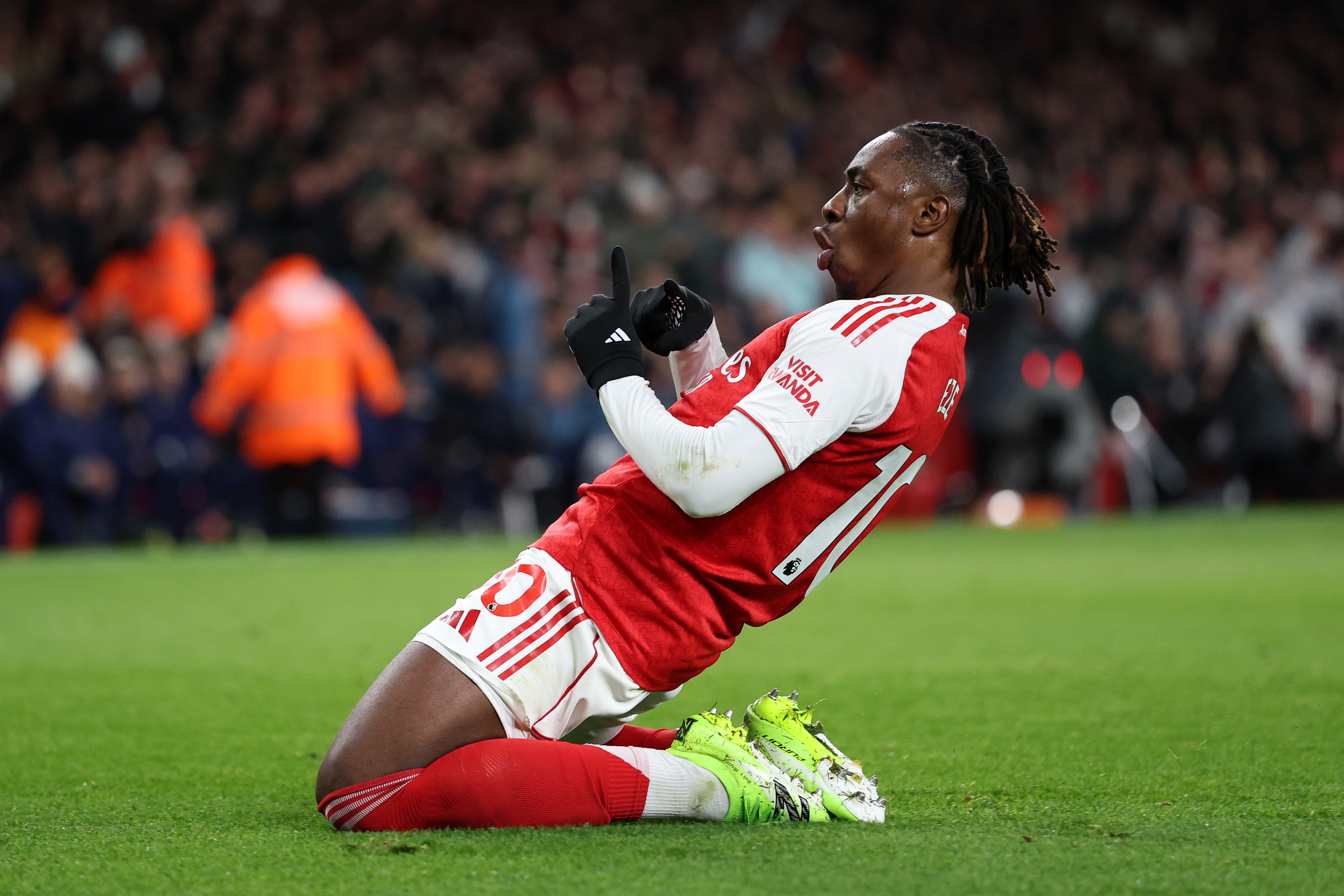 LONDON, ENGLAND - NOVEMBER 23: Eberechi Eze of Arsenal celebrates scoring his team's second goal during the Premier League match between Arsenal and Tottenham Hotspur at Emirates Stadium on November 23, 2025 in London, England. (Photo by Justin Setterfield/Getty Images)