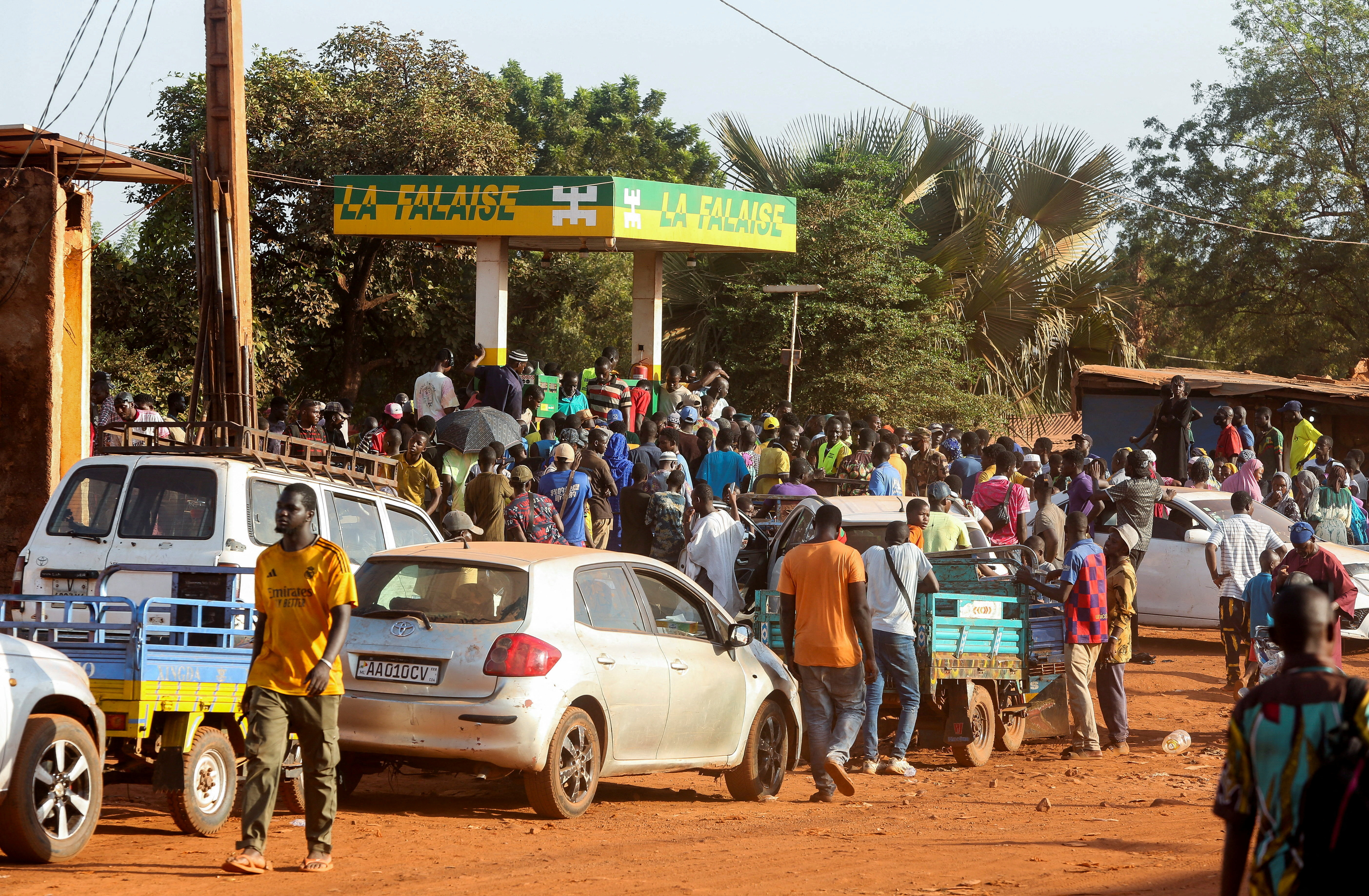 FILE PHOTO: People gather at a petrol station in Bamako, Mali, November 1, 2025, amid ongoing fuel shortages caused by a blockade imposed by al Qaeda-linked insurgents in early September. REUTERS/Stringer/File Photo