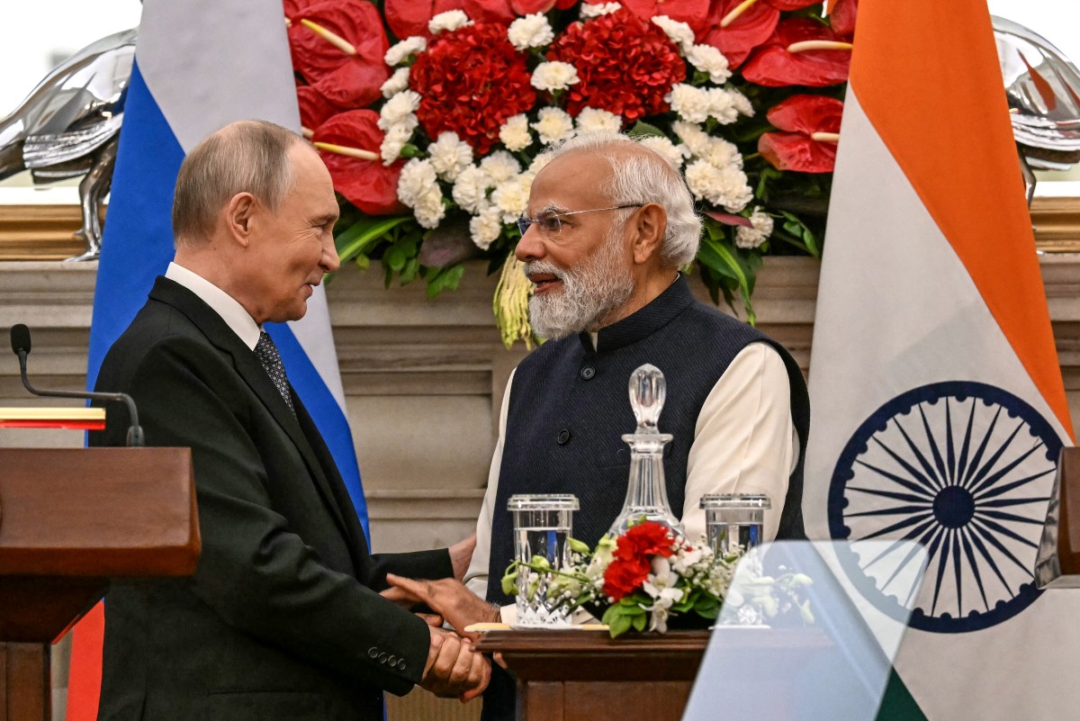 Russia's President Vladimir Putin (L) speaks with India's Prime Minister Narendra Modi.