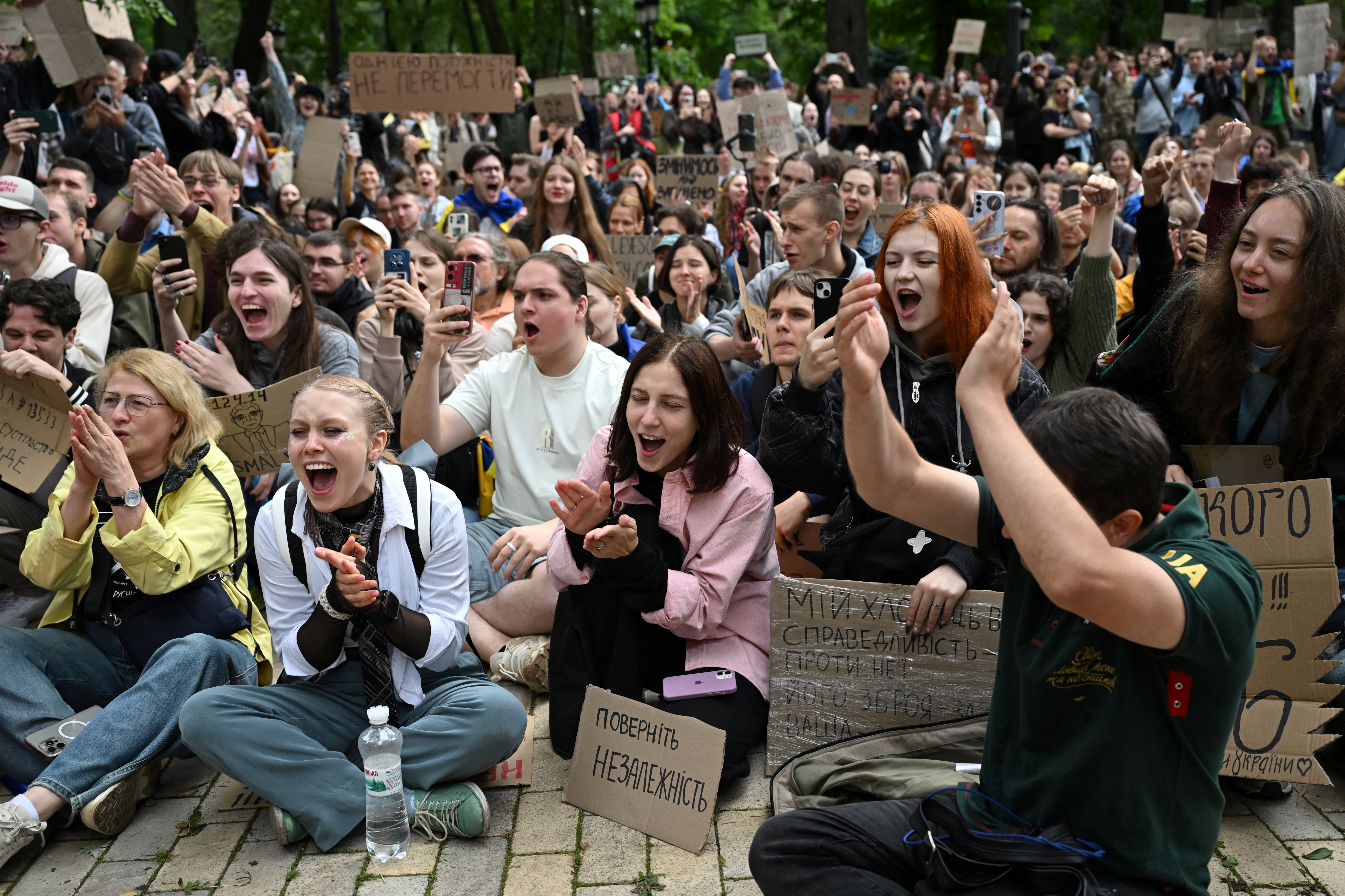 Participants react during a rally near a parliament building after lawmakers voted for a new law reinstating independence of anti-corruption bodies, amid Russia's attack on Ukraine, in Kyiv, Ukraine July 31, 2025. REUTERS/Viacheslav Ratynskyi