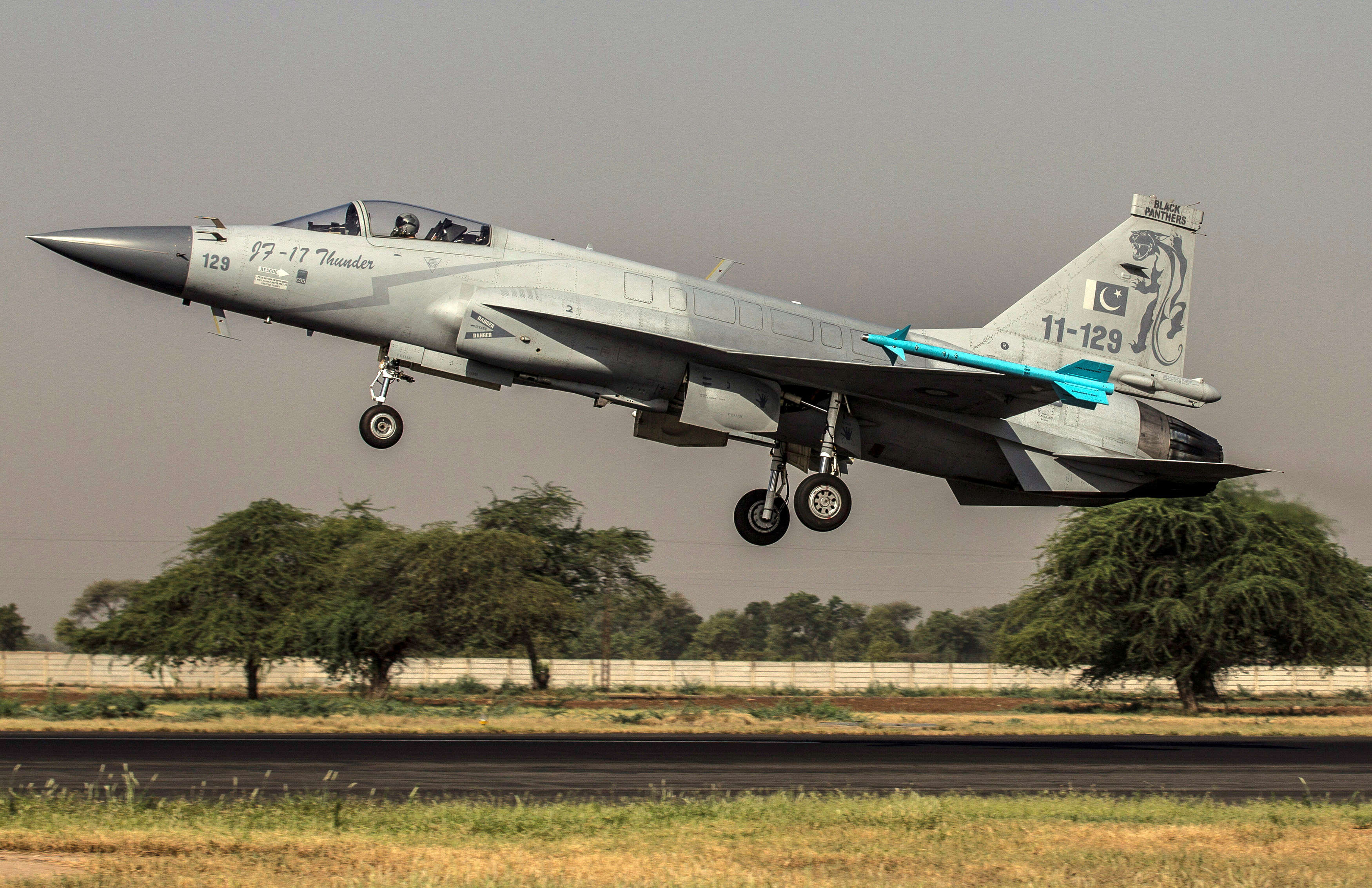 FILE PHOTO: A JF-17 Thunder fighter jet of the Pakistan Air Force takes off from Mushaf base in Sargodha, north Pakistan June 7, 2013. The plane is co-developed by the Aviation Industry Corp of China and the Pakistan Aeronautical Complex, according to local media. Picture taken June 7, 2013. REUTERS/Zohra Bensemra (PAKISTAN - Tags: MILITARY)/File Photo