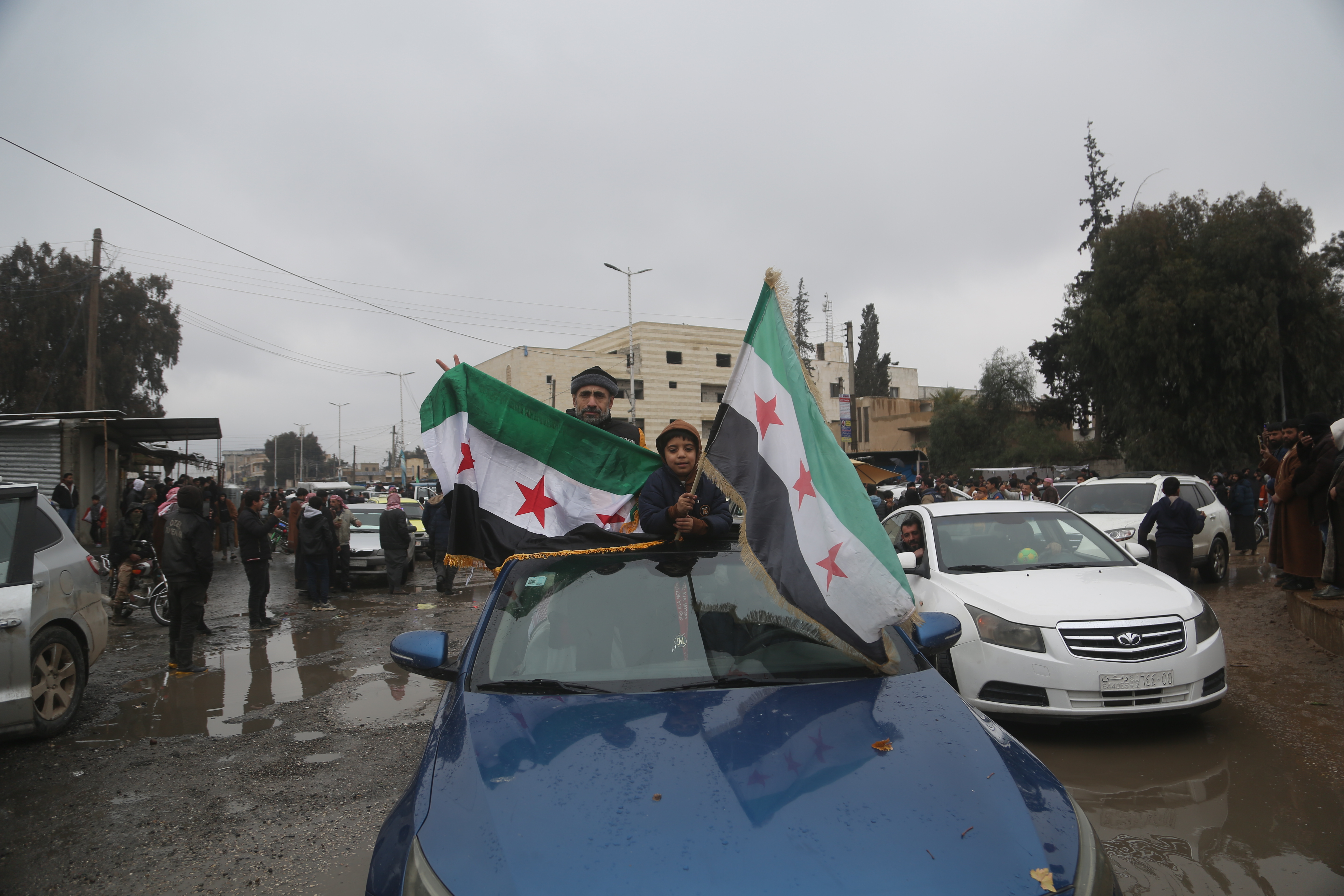 Syrians return home in Deir Hafir after YPG/SDF withdraws
