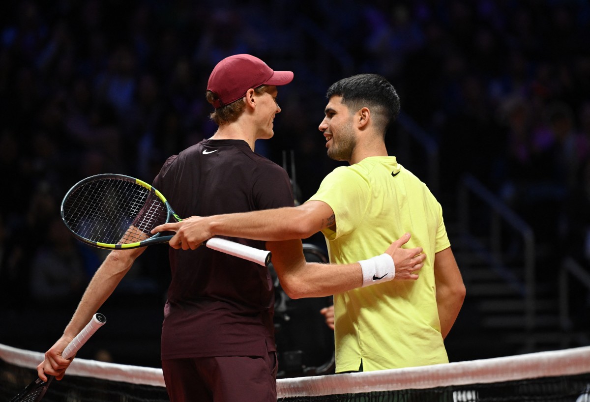 Spain's Carlos Alcaraz (R) shakes hands with Italy's Jannik Sinner (L) after their exhibition tennis match at Inspire Arena in Incheon on January 10, 2026. (Photo by Jung Yeon-je / AFP)