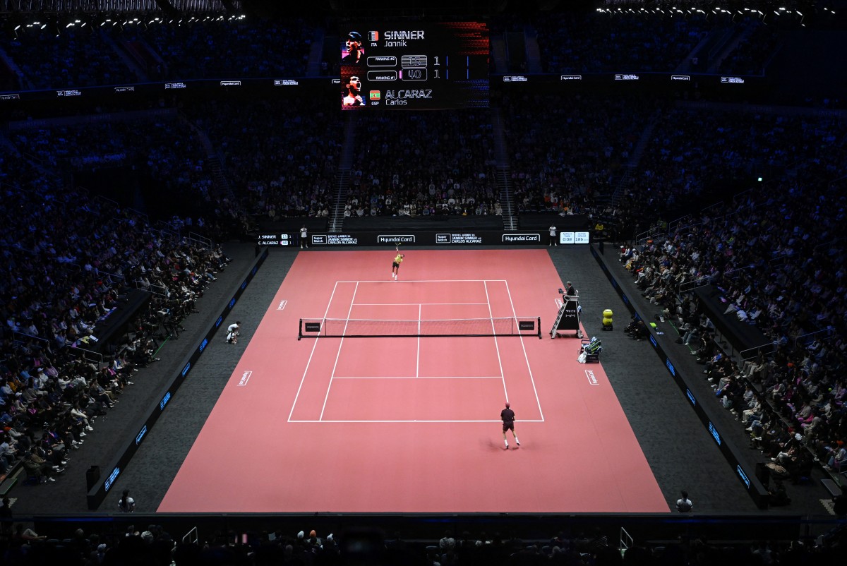 Spain's Carlos Alcaraz (top) serves to Italy's Jannik Sinner during their exhibition tennis match at Inspire Arena in Incheon on January 10, 2026. (Photo by Jung Yeon-je / AFP)