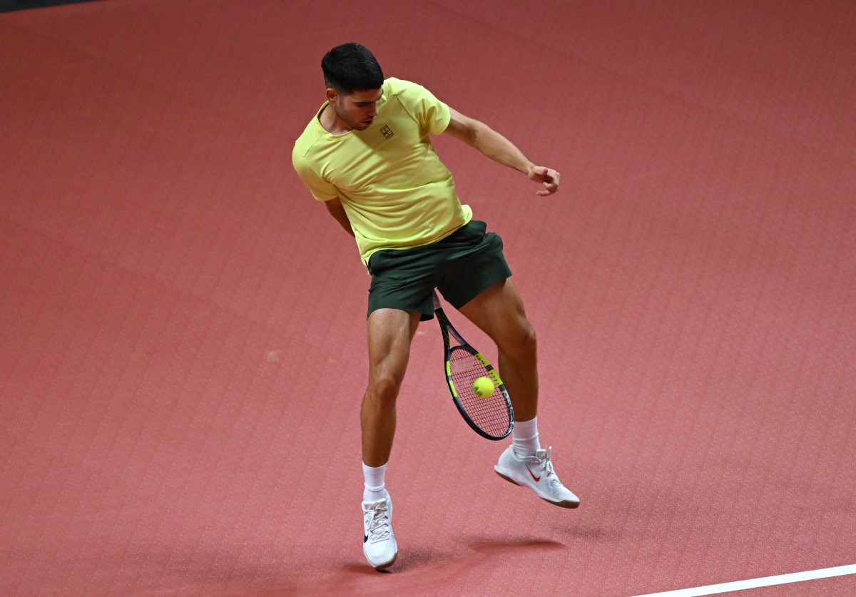 Spain's Carlos Alcaraz hits a return to Italy's Jannik Sinner during their exhibition tennis match at Inspire Arena in Incheon on January 10, 2026. (Photo by Jung Yeon-je / AFP)