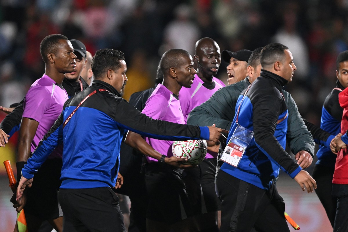 issa Senegalese referee Issa Sy leaves the pitch after the Africa Cup of Nations (CAN) quarter-final football match between Algeria and Nigeria at the Grand stadium in Marrakesh on January 10, 2026. (Photo by SEBASTIEN BOZON / AFP)